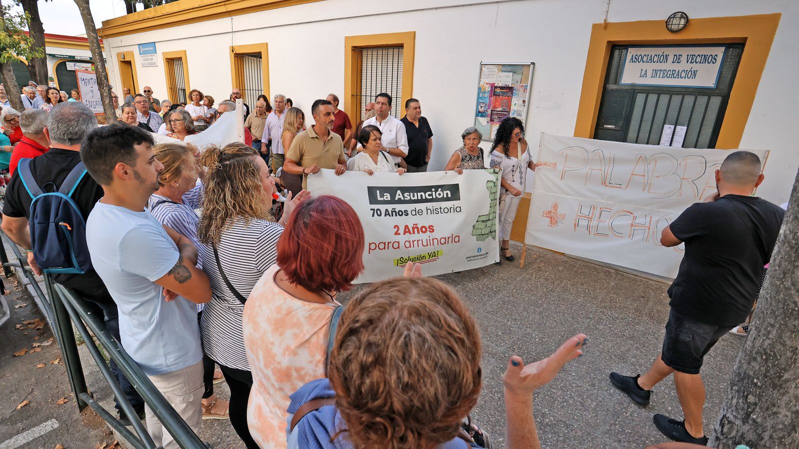 Manifestación de los vecinos de La Asunción de Jerez por los retrasos de la rehabilitación de sus bloques