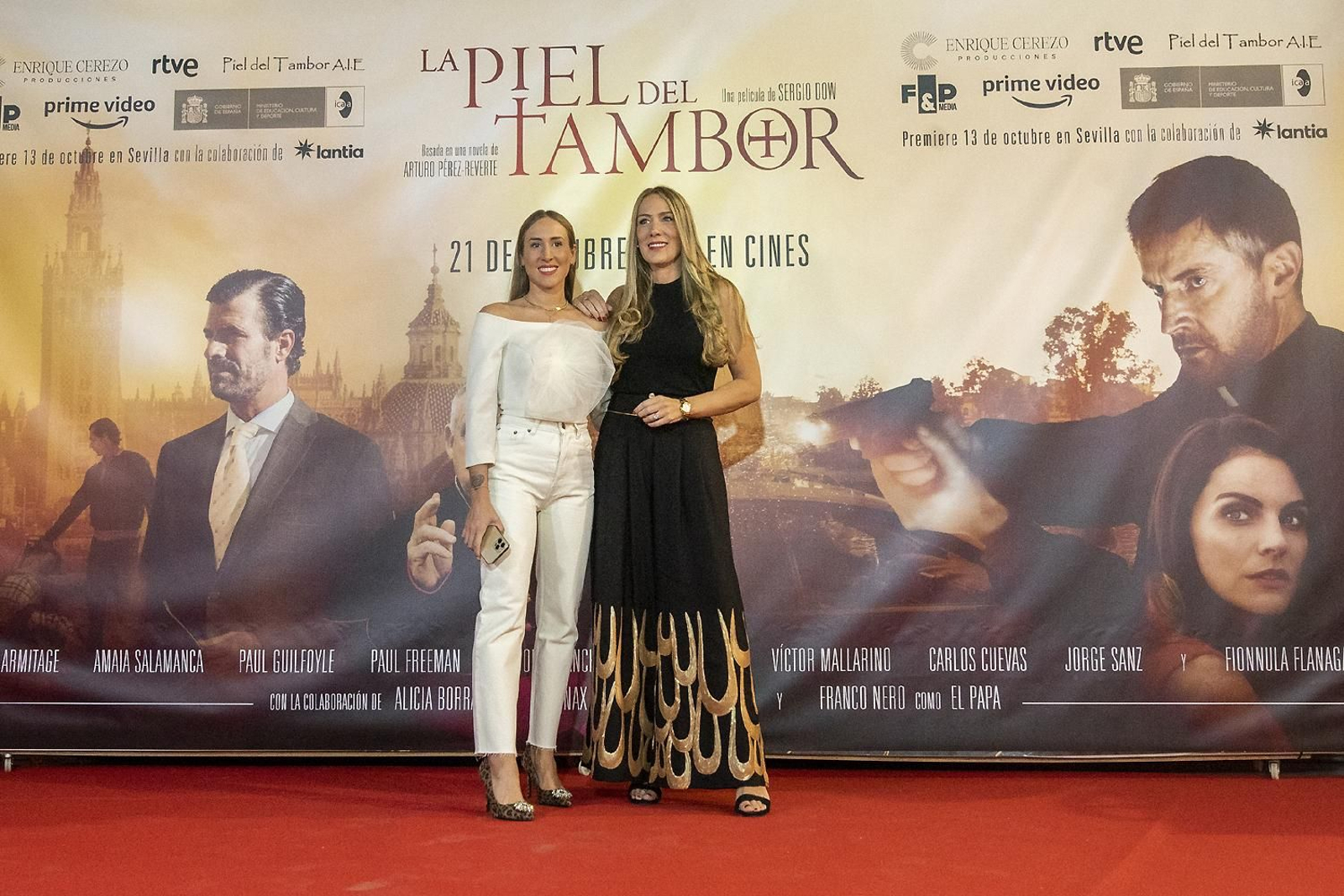 Las imágenes del preestreno de 'La piel del tambor' en Sevilla