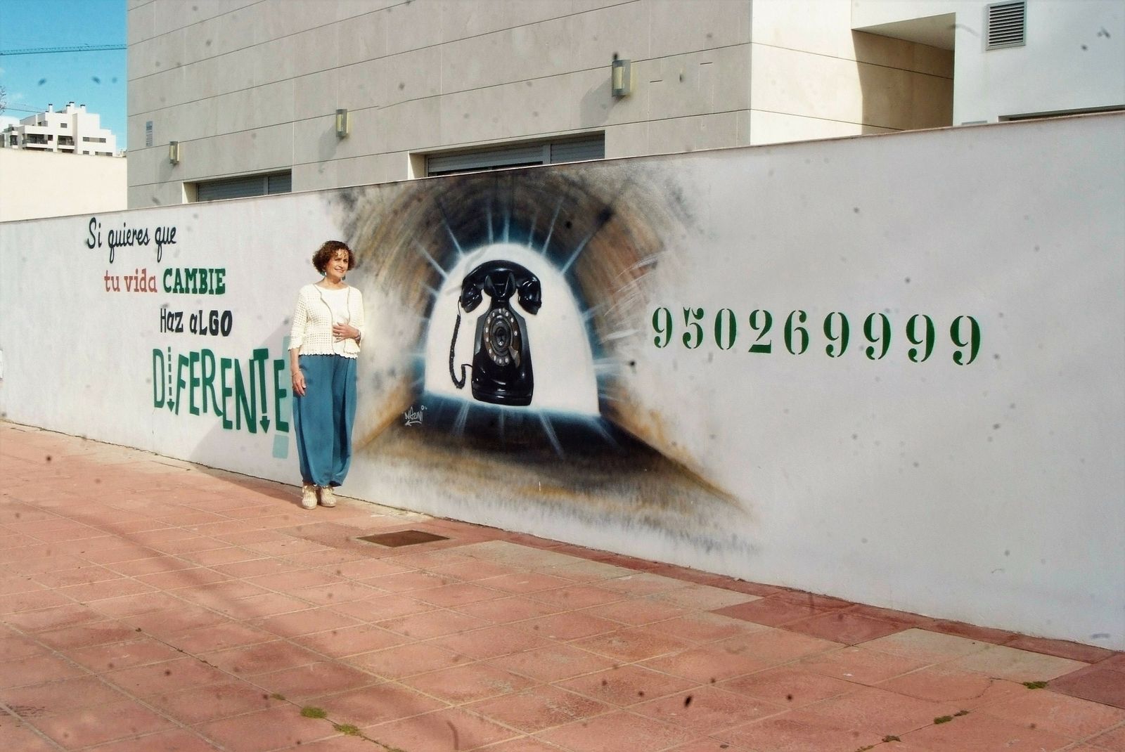 María Isabel Orland Gómez a las puertas del Teléfono de la Esperanza en la calle Francia.