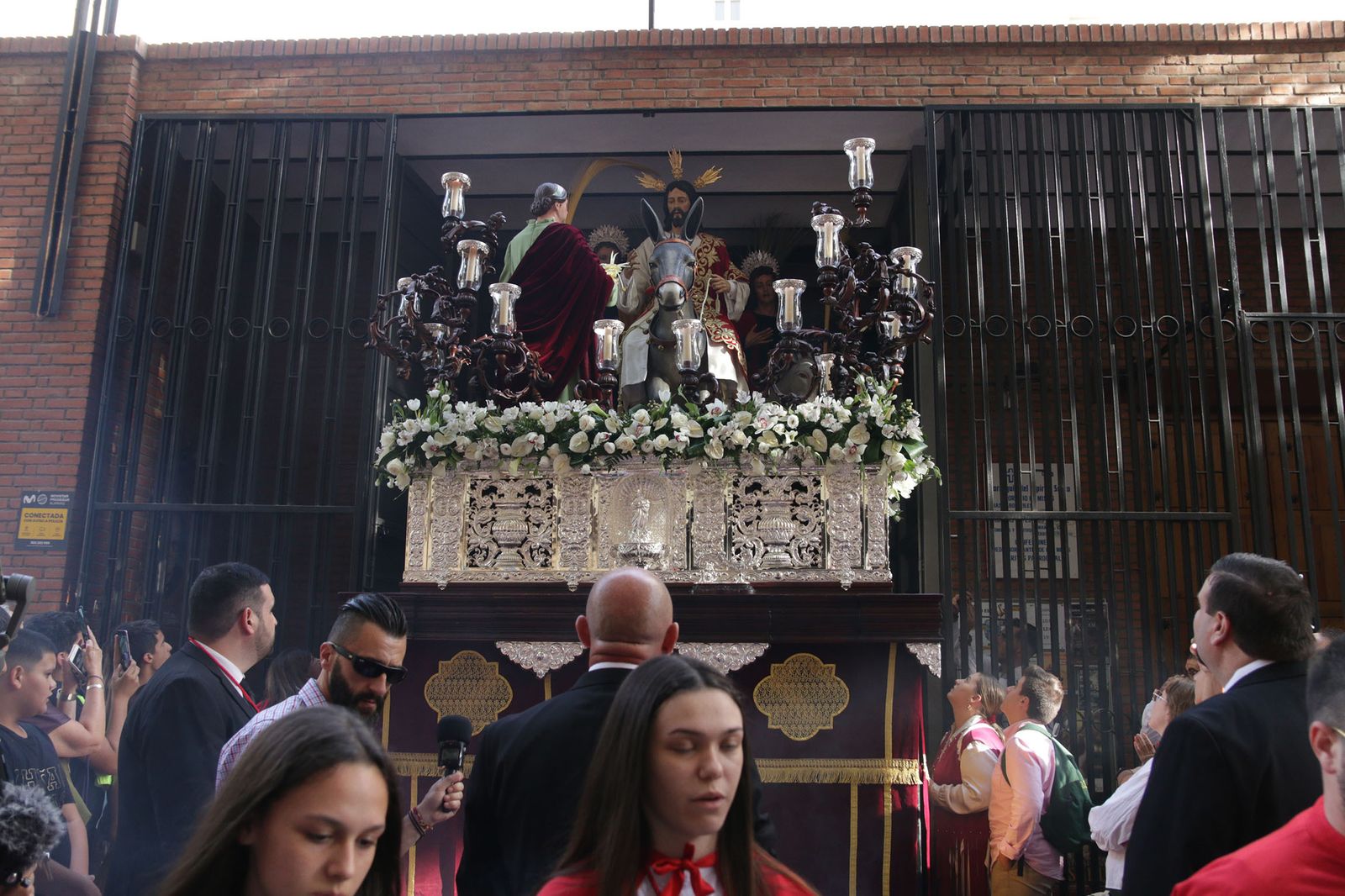 Imágenes de La Magna por las calles de Almería