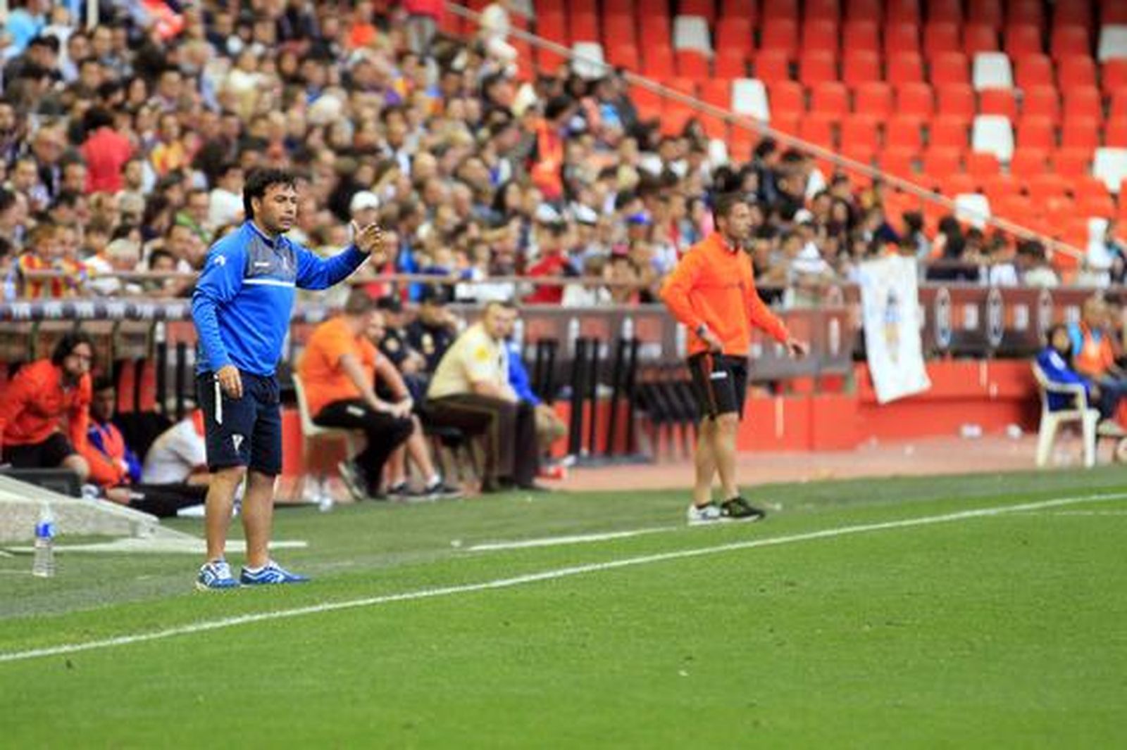 Los albirrojos consuman la pérdida de la categoría un año después de subir al caer en Valencia por 1-0

Foto: LOF