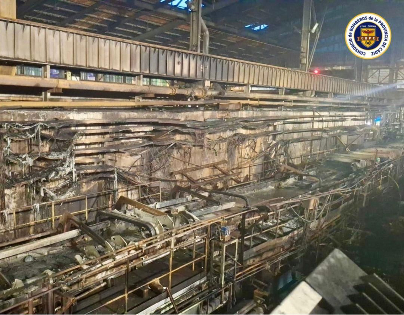 Estado de una de las líneas afectadas por el incendio en la fábrica de Acerinox en Los Barrios