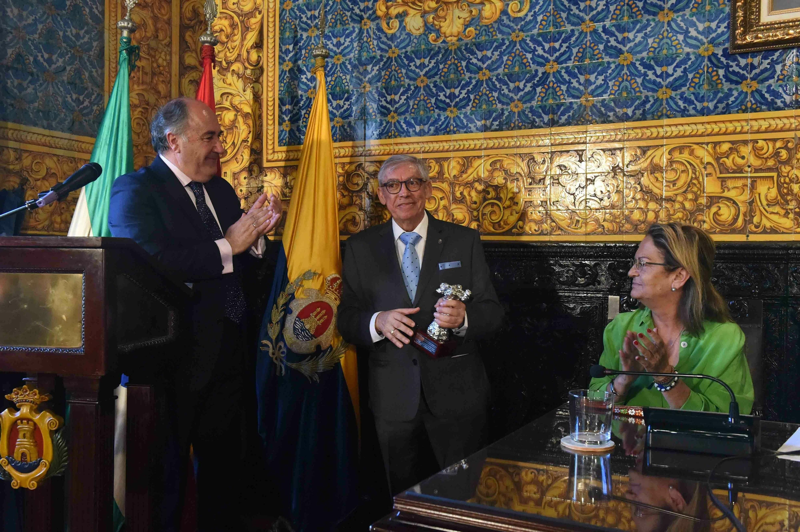 José Luis Ocaña recibe el premio observado por José Ignacio Landaluce y Juana Cid.