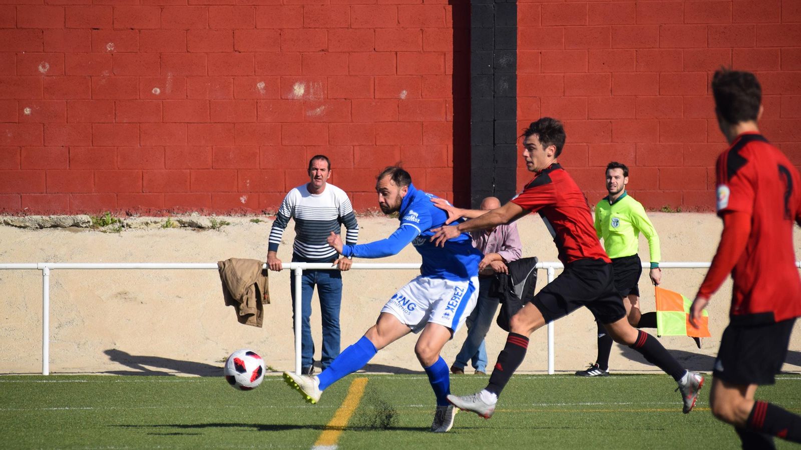 Javi Tamayo salió tras el 1-0 y lo intentó como en este disparo a puerta.