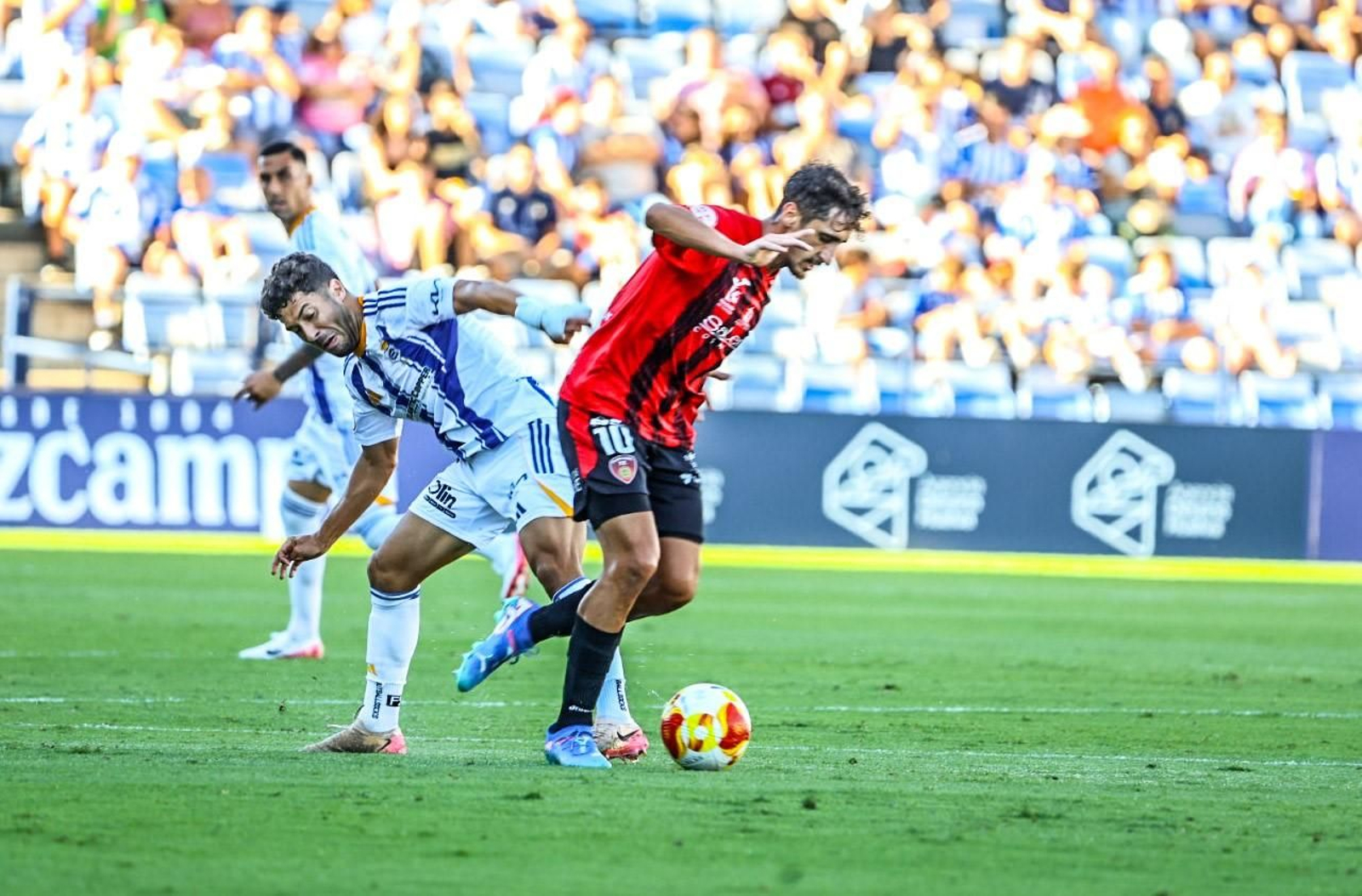 Pepe Mena presiona a Salva Vegas en el partido del pasado domingo.