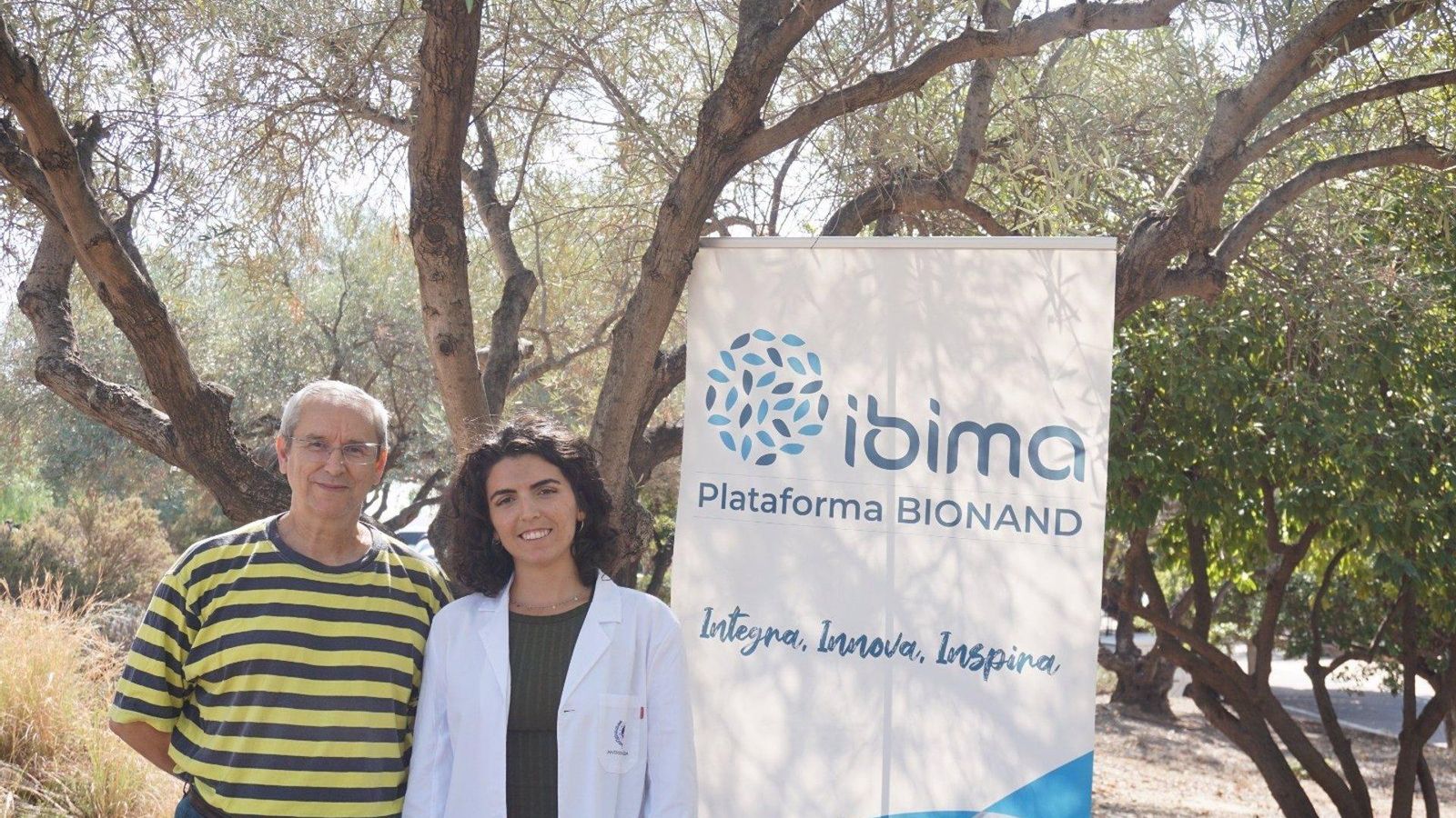 Ana Dácil Marrero, miembro del grupo de investigación 'Bases Moleculares de los Sistemas Biológicos (Sibiuma)' y el catedrático e investigador responsable del grupo de investigación del Instituto, Miguel Ángel Medina.