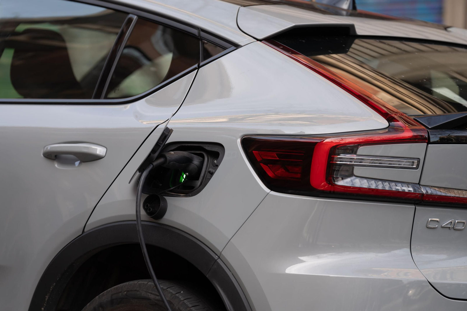 Un coche cargándose en un punto de recarga eléctrico.