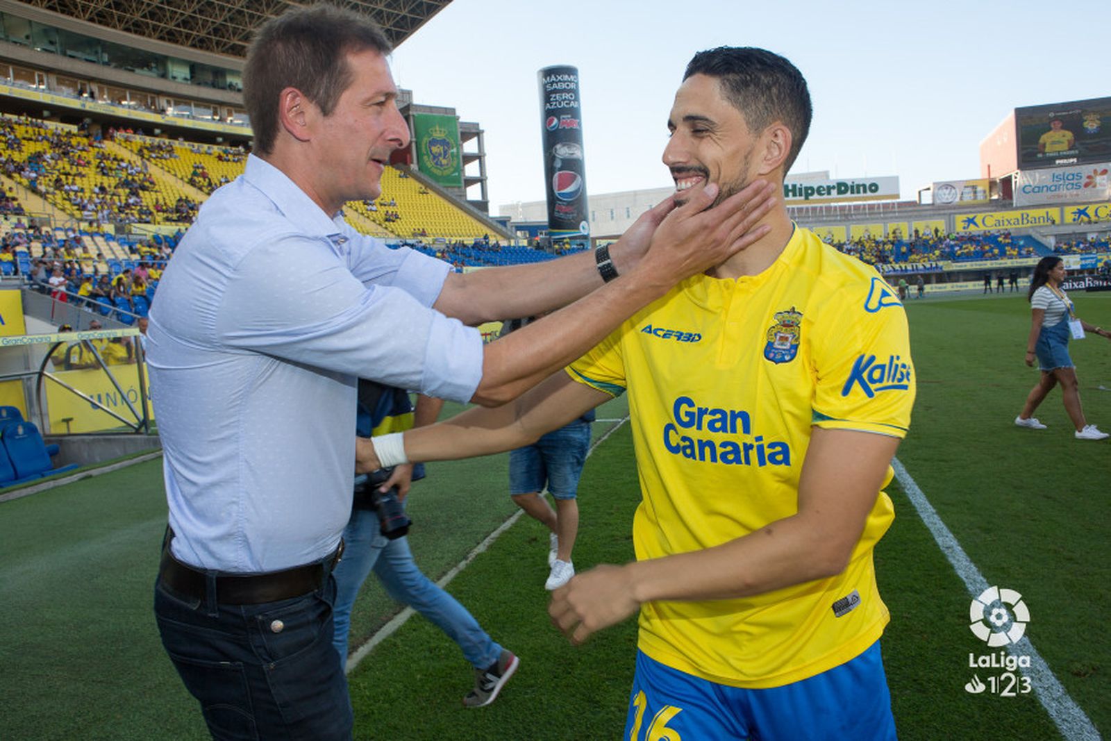 Ramis, técnico del Albacete, saluda a Fidel, en las filas de Las Palmas y ambos exrojiblancos, en el duelo de la 2ª jornada del presente curso.
