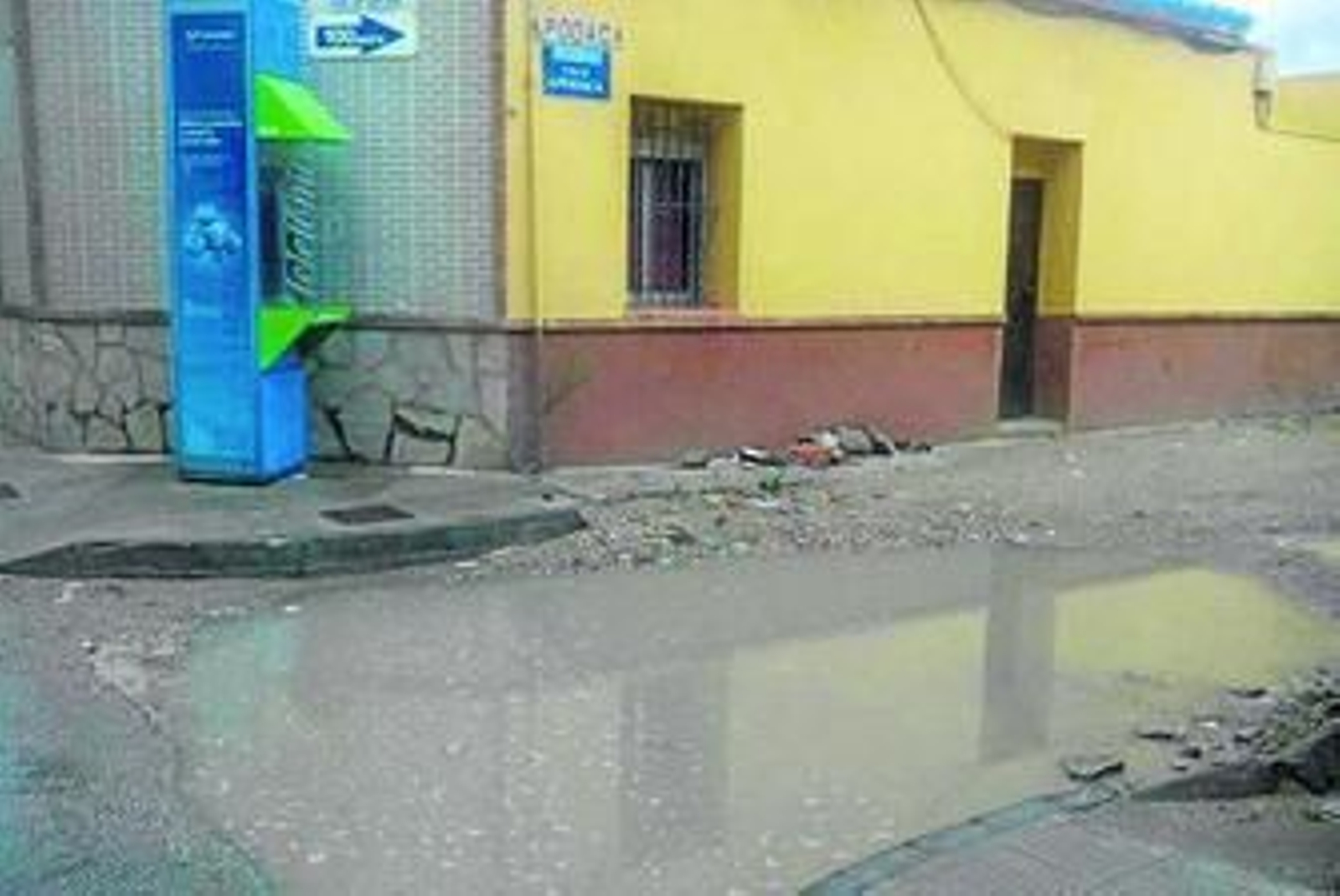 Estado de la entrada a la calle Apodaca después de las primeras lluvias.