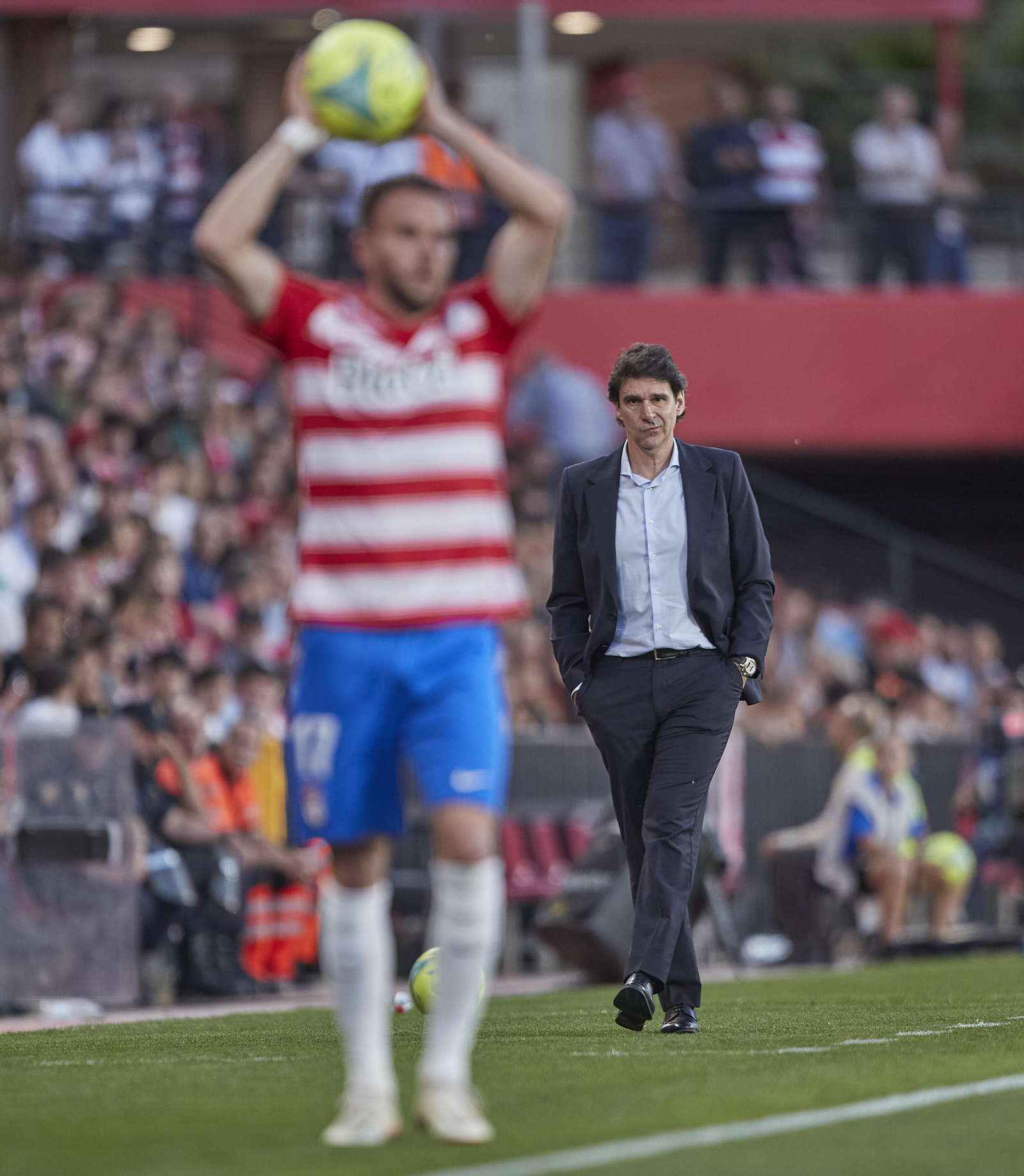 Karanka observa durante el partido el saque de banda de Quini