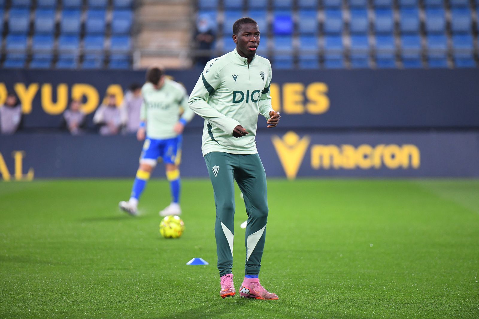 Moussa, en el calentamiento previo al Cádiz-Sporting.