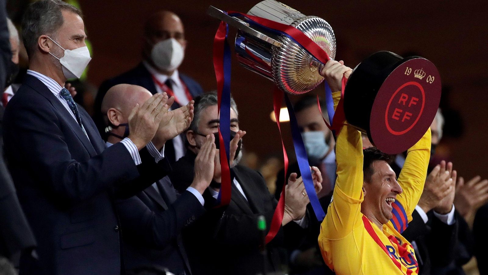 Messi levanta la Copa en presencia del rey Felipe VI, protegido con un mascarilla.