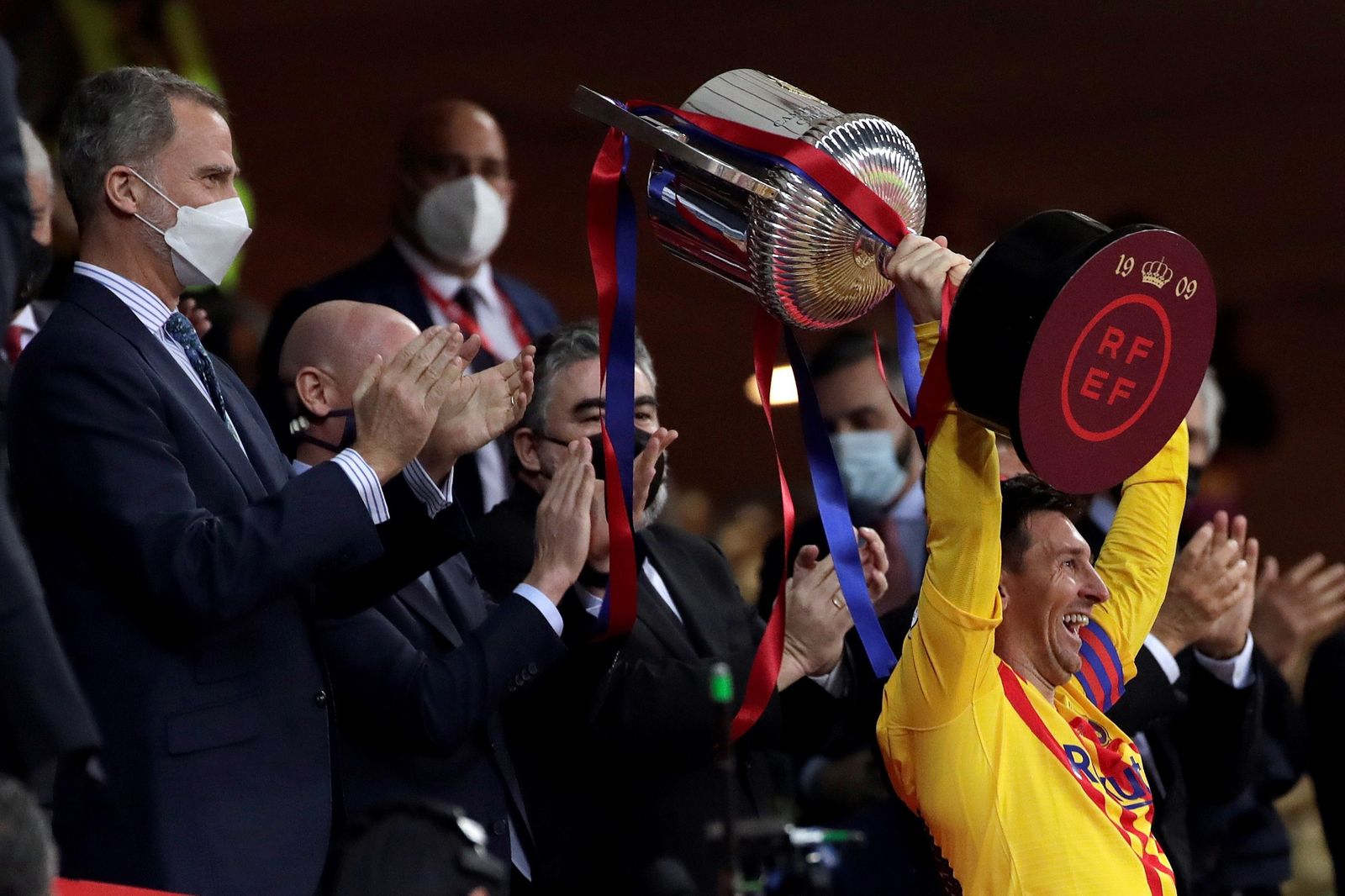 Messi levanta la Copa en presencia del Rey Felipe.