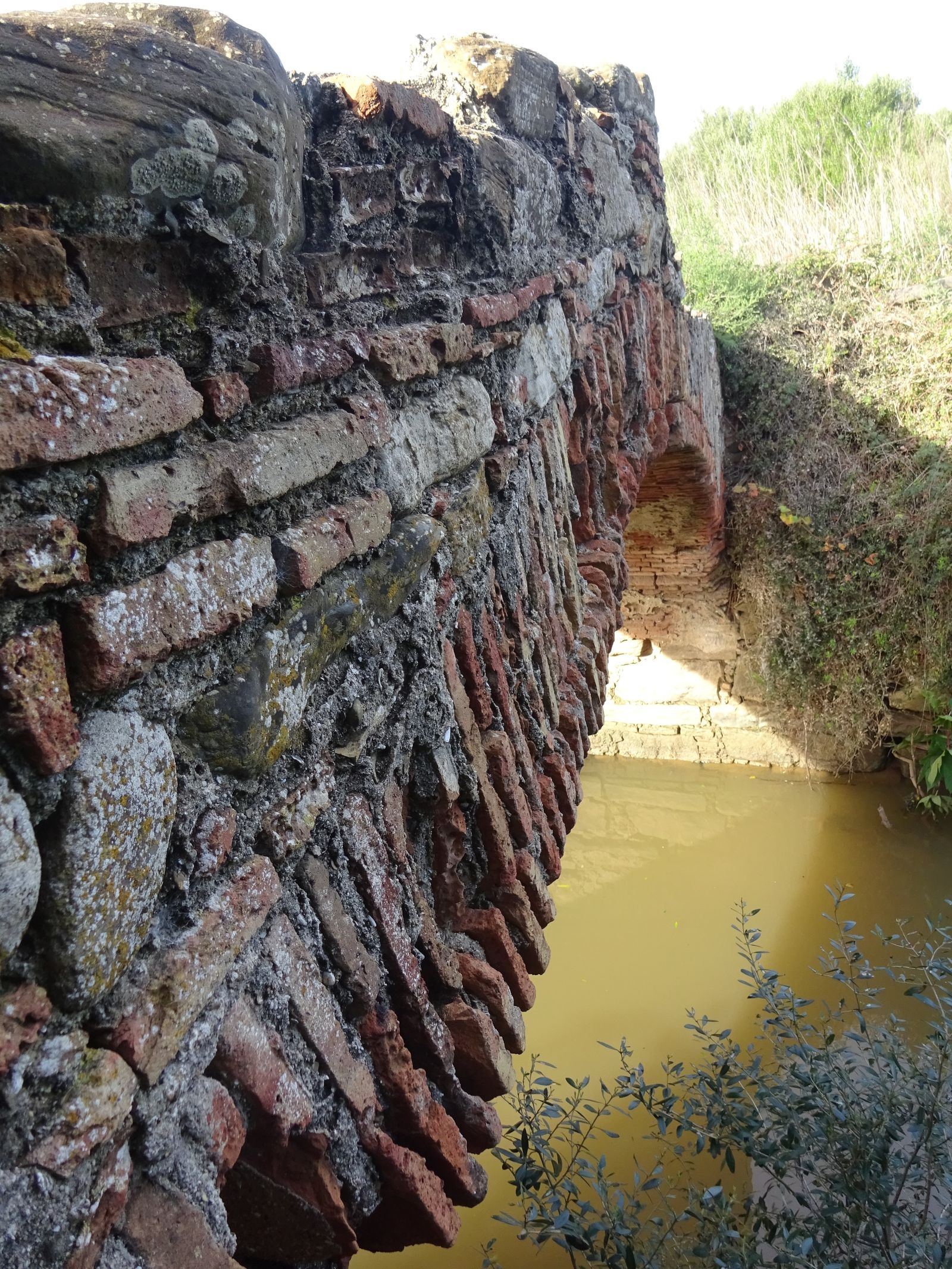 Son bien visibles los sencillos materiales constructivos y su desgaste.