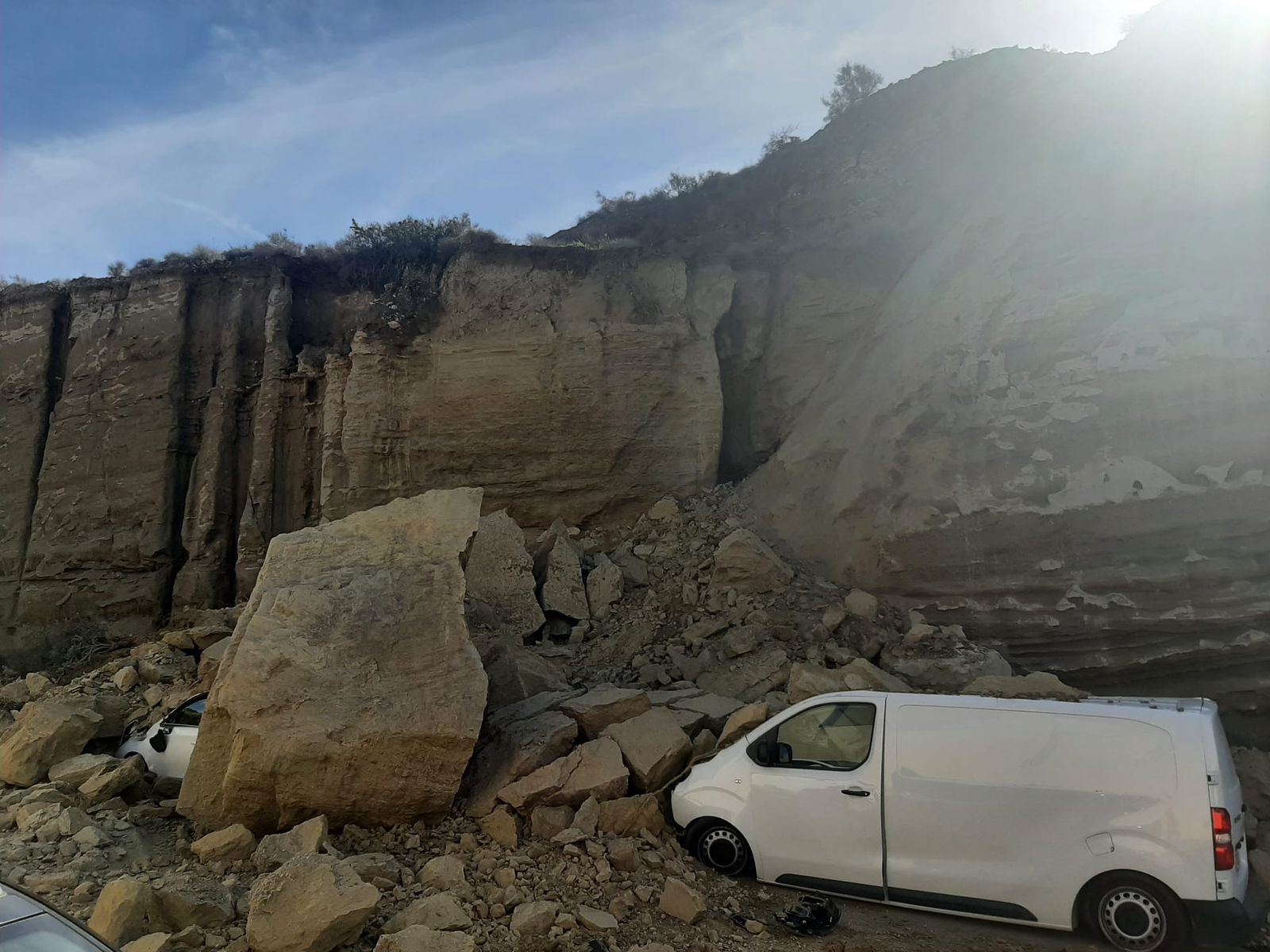 Las imágenes del derrumbe de un cerro en el polígono La Juaida