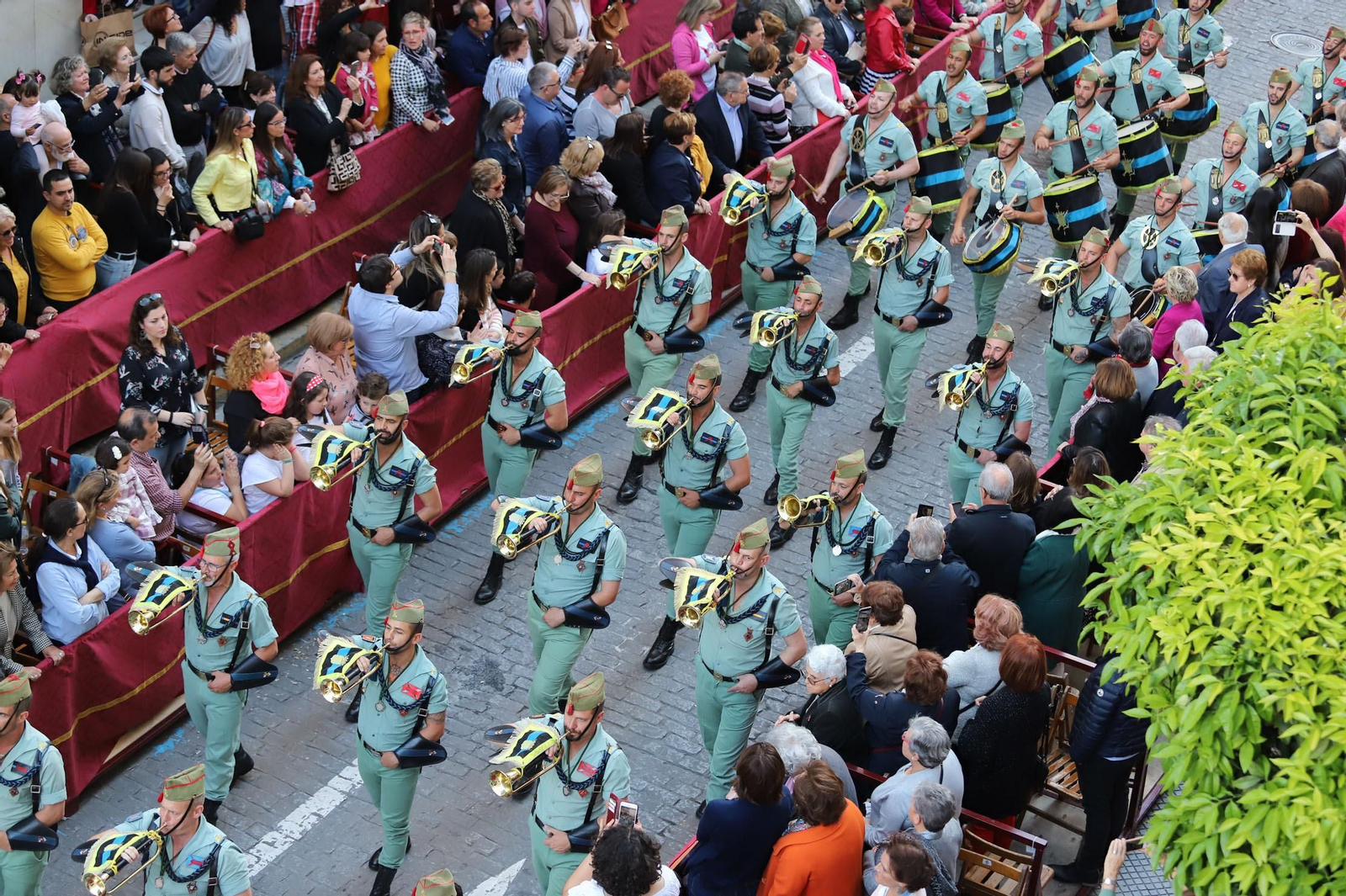 Procesión del Cristo de la Vera Cruz, escoltado por la Legión en las calles de Huelva
