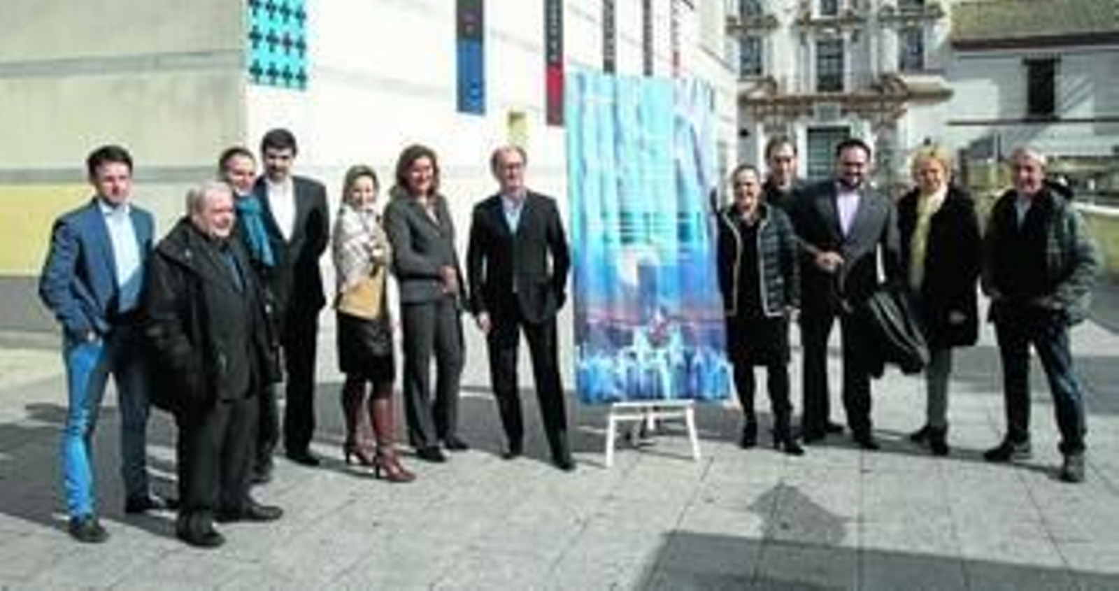 El equipo de 'Norma', un título que se representa por segunda vez en la historia del Maestranza y que retorna en una producción del Teatro Regio de Turín, posa a las puertas del teatro.