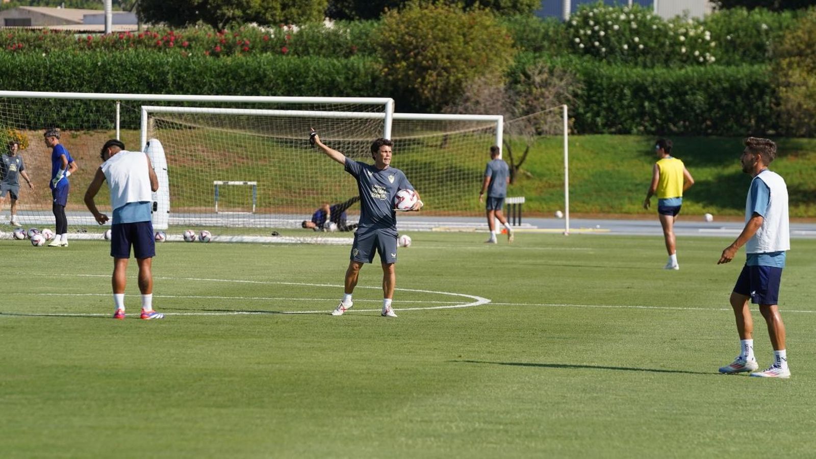 Rubi da instrucciones a los futbolistas rojiblancos en el Anexo.