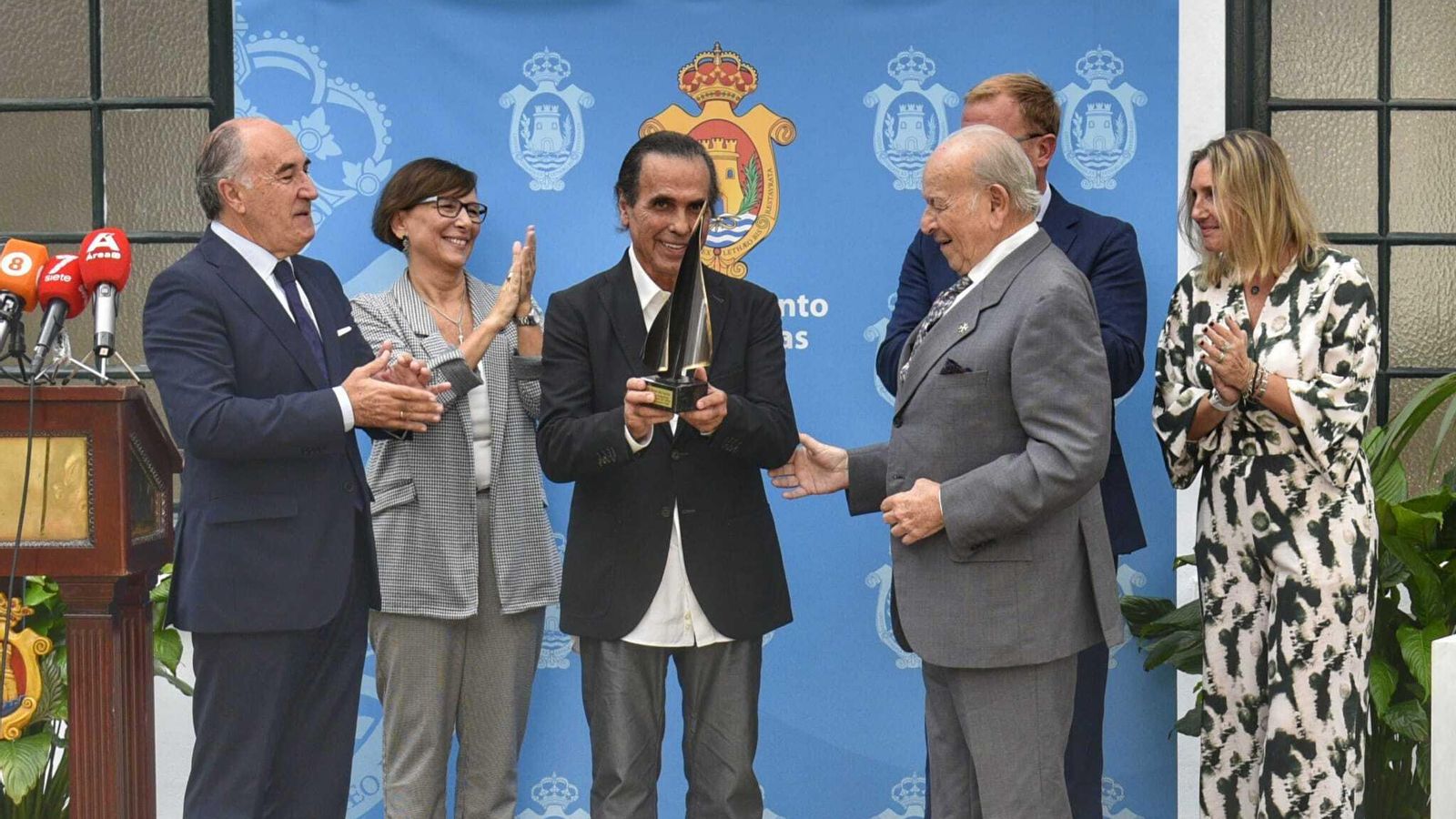 Pepe de Lucía recibe el título como nuevo embajador de la provincia de Cádiz