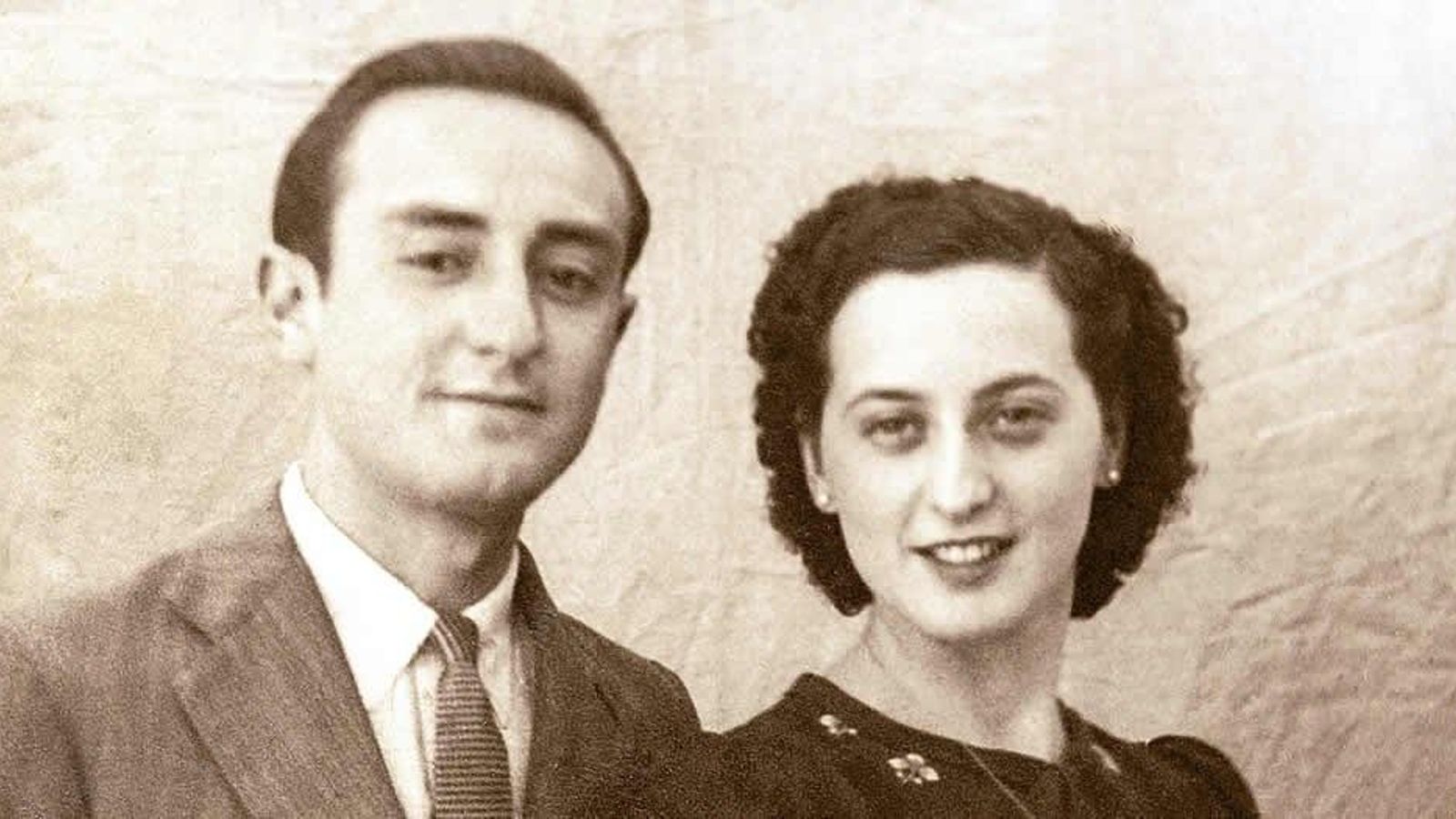 Leopoldo de Luis con María Gómez, su mujer.