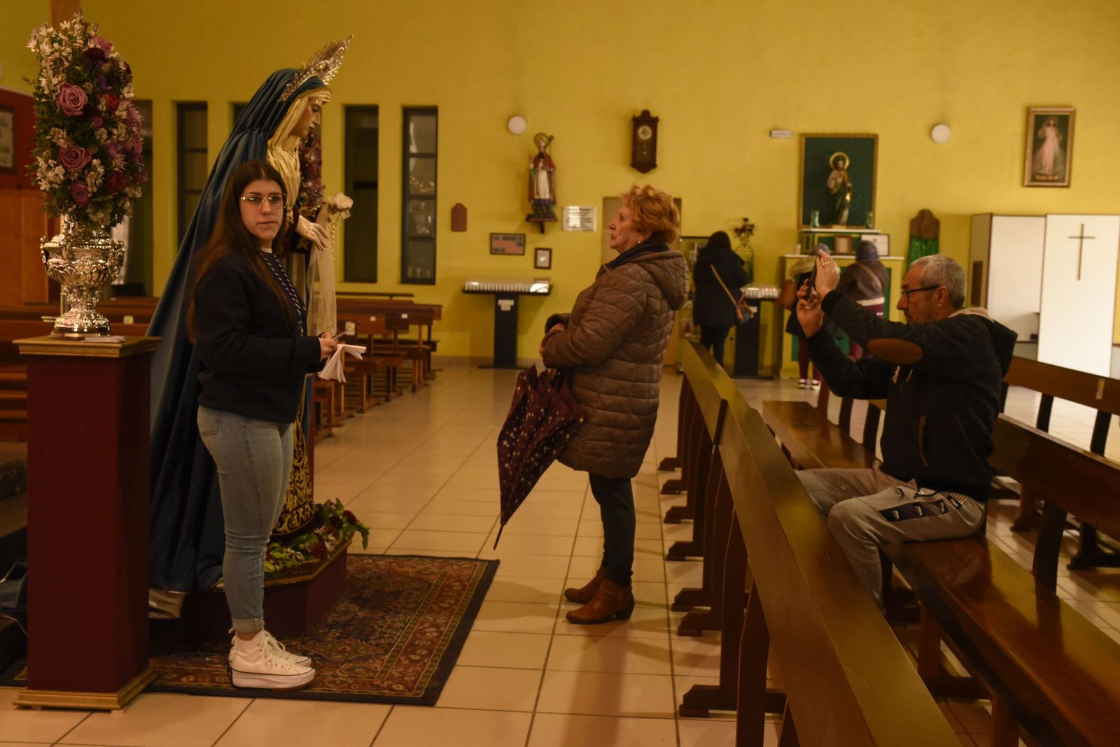 Las fotos del besapié del Medinaceli en la iglesia de Santiago de La Línea