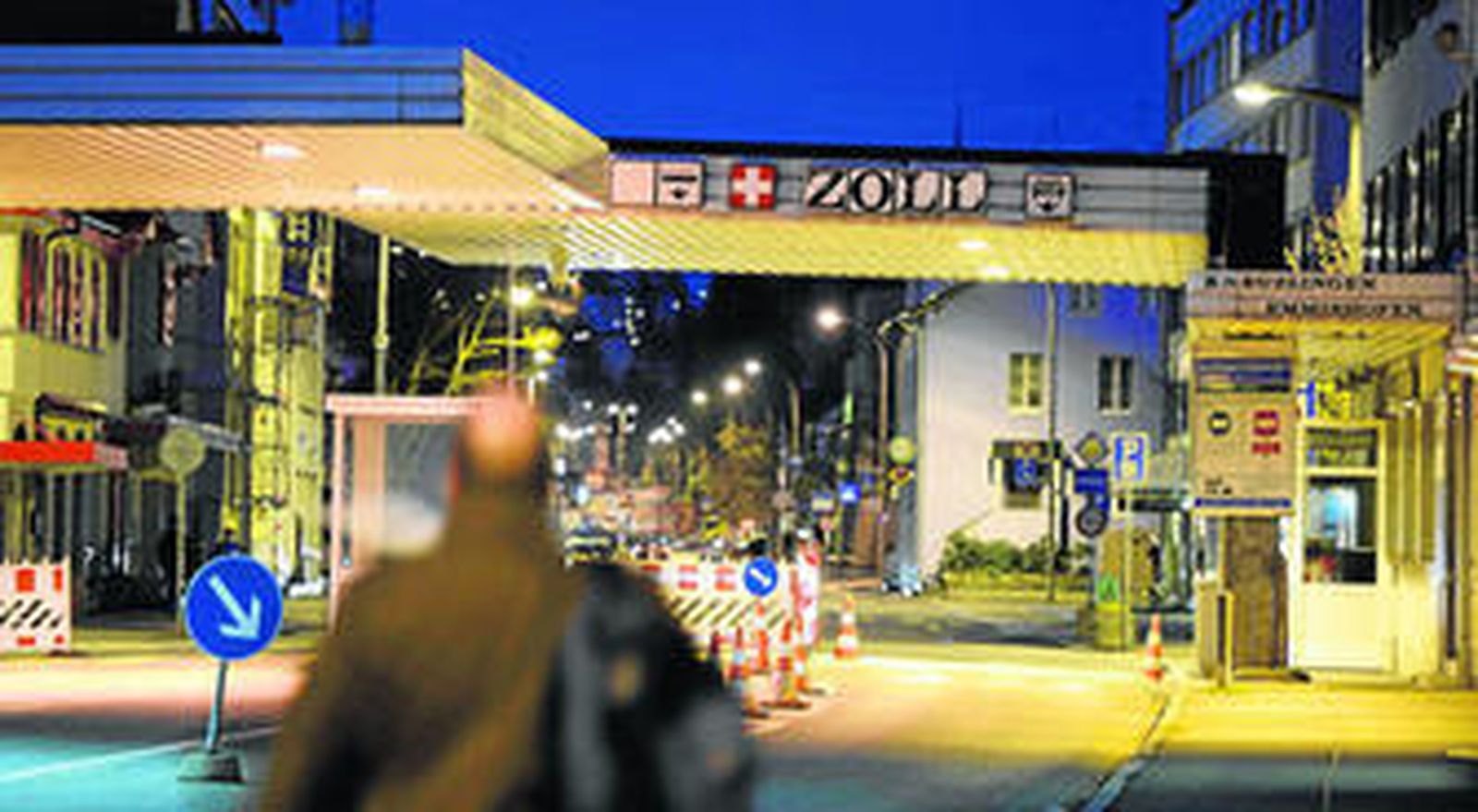 Un hombre camina hacia la frontera con Suiza en Constance (Alemania).