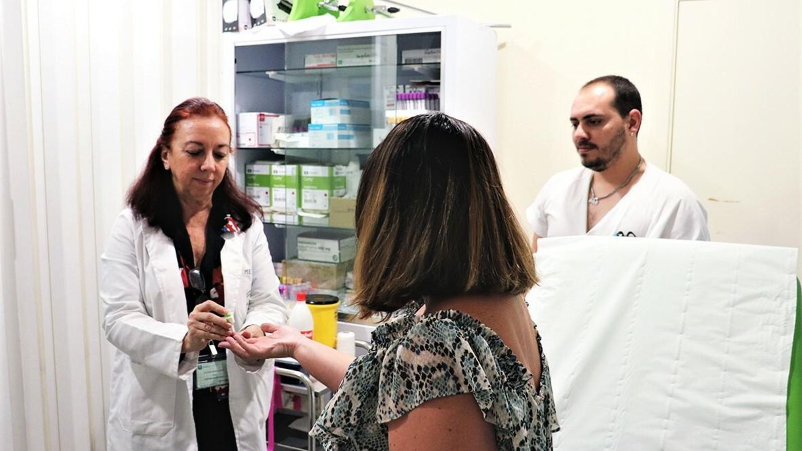 Dolores Merino, atendiendo a una paciente.