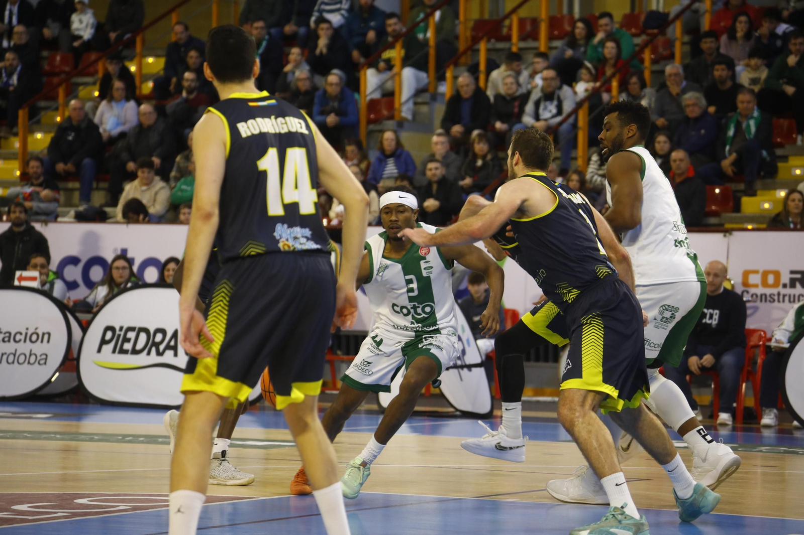 Las mejores fotos del ambiente en Vista Alegre para el Coto Córdoba - UDEA Algeciras