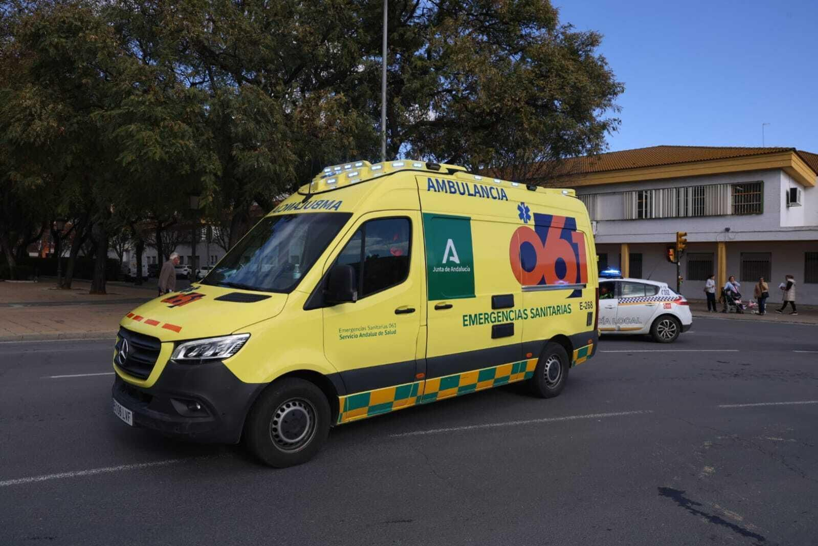 Las espectaculares imágenes de un coche accidentado que acabó en la fuente de la Avenida de Andalucía