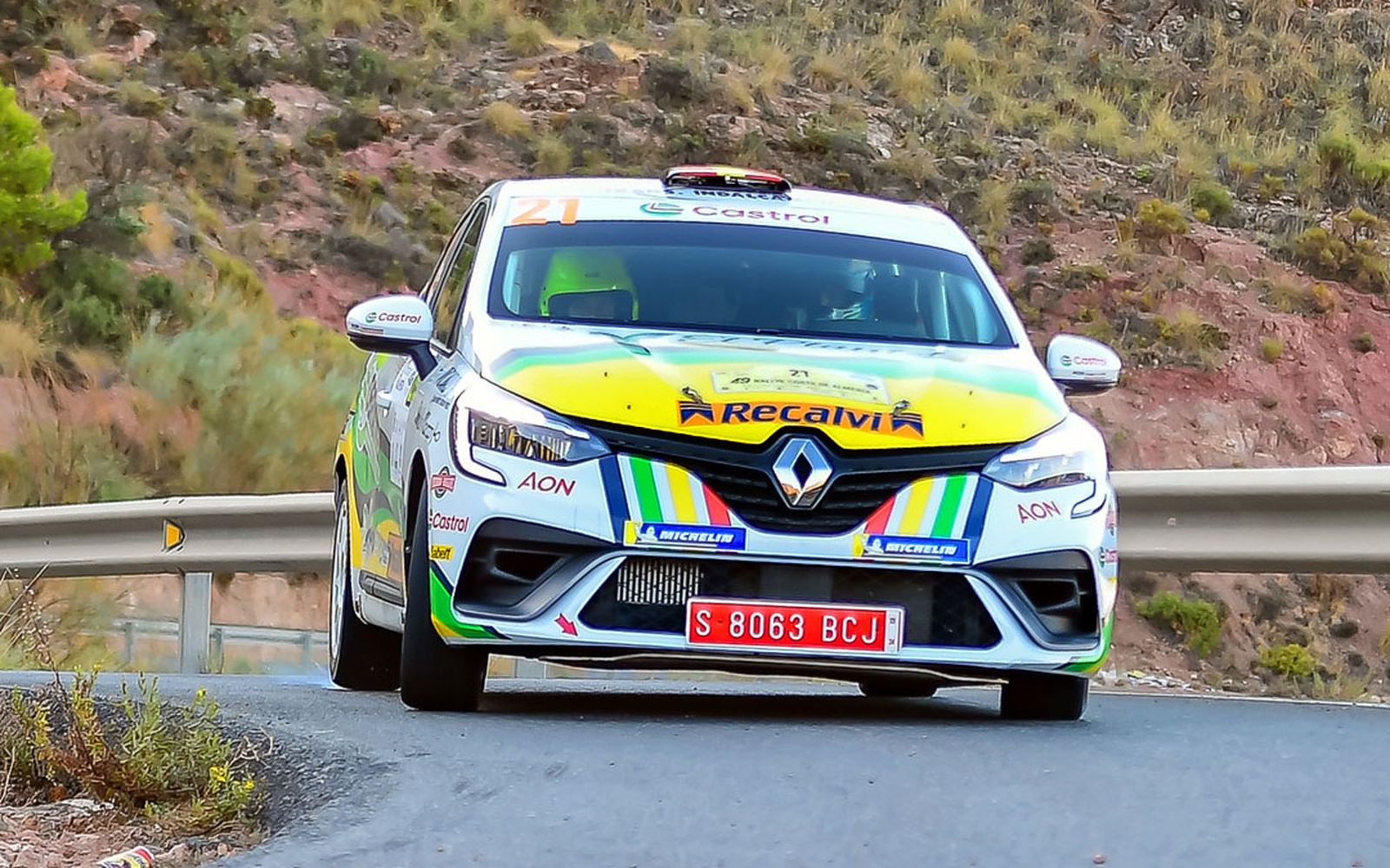 Un vehículo Renault a su paso por uno de los tramos del circuito durante la pasada edición del Rallye Costa de Almería.