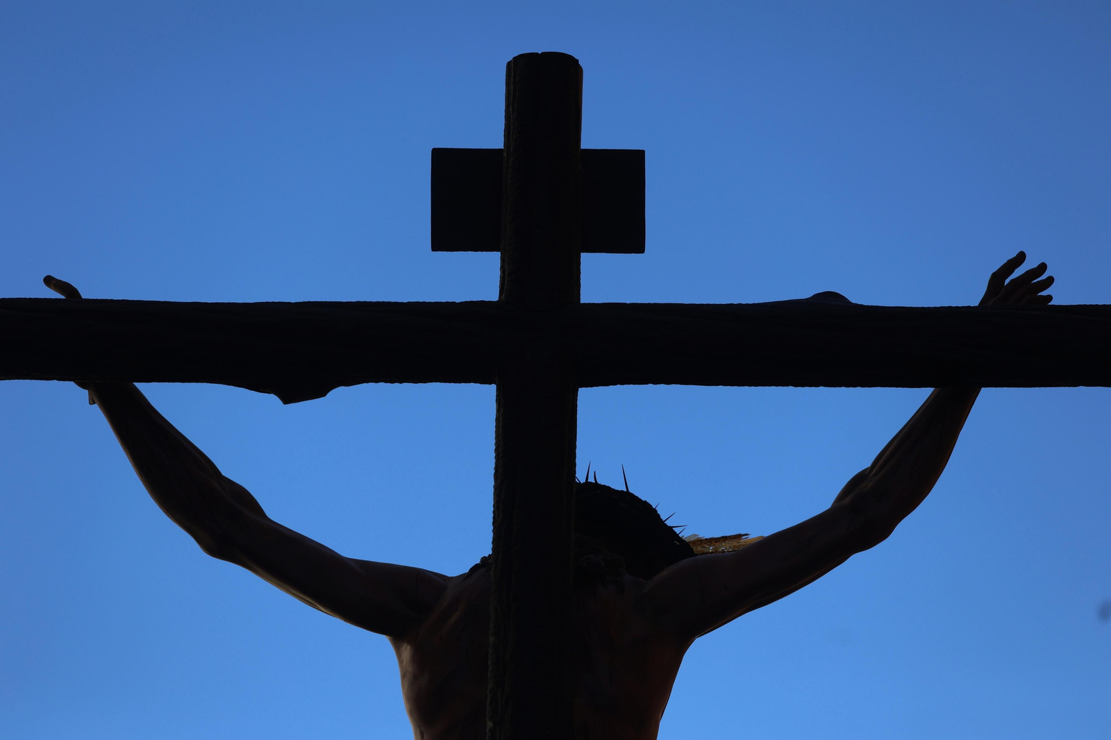 Crucifixión en su procesión del Lunes Santo en Málaga, en fotos