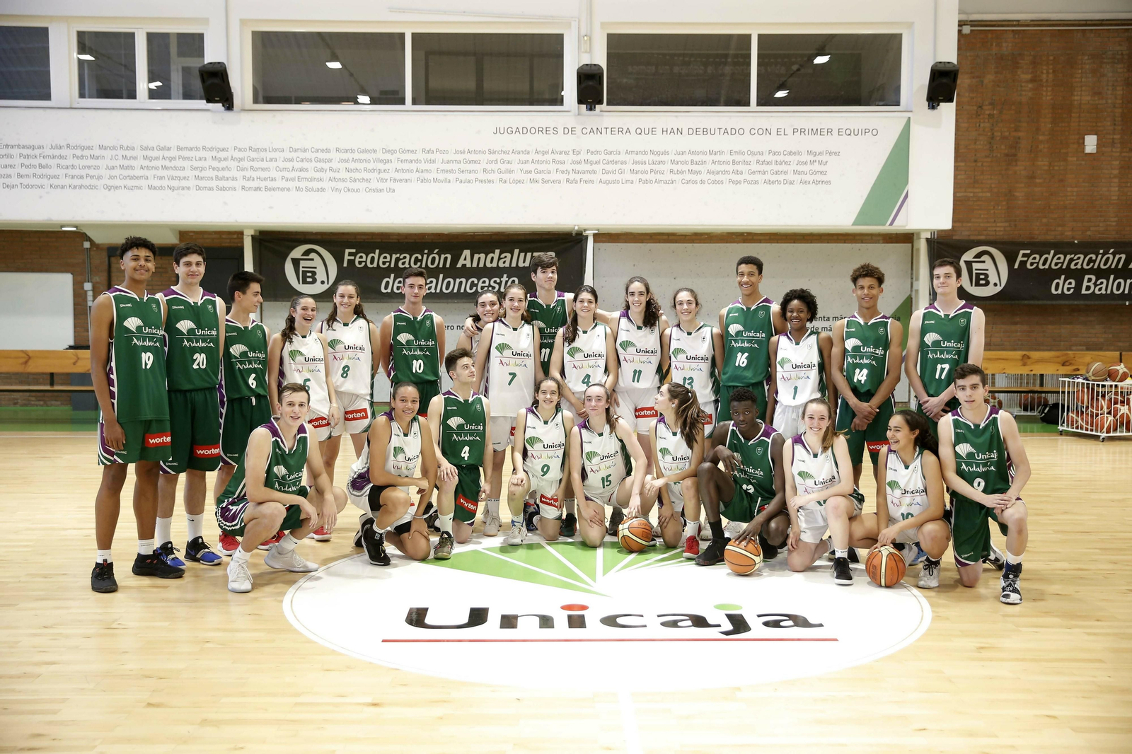 Los dos equipos cadetes del Unicaja en una de las pistas de Los Guindos.
