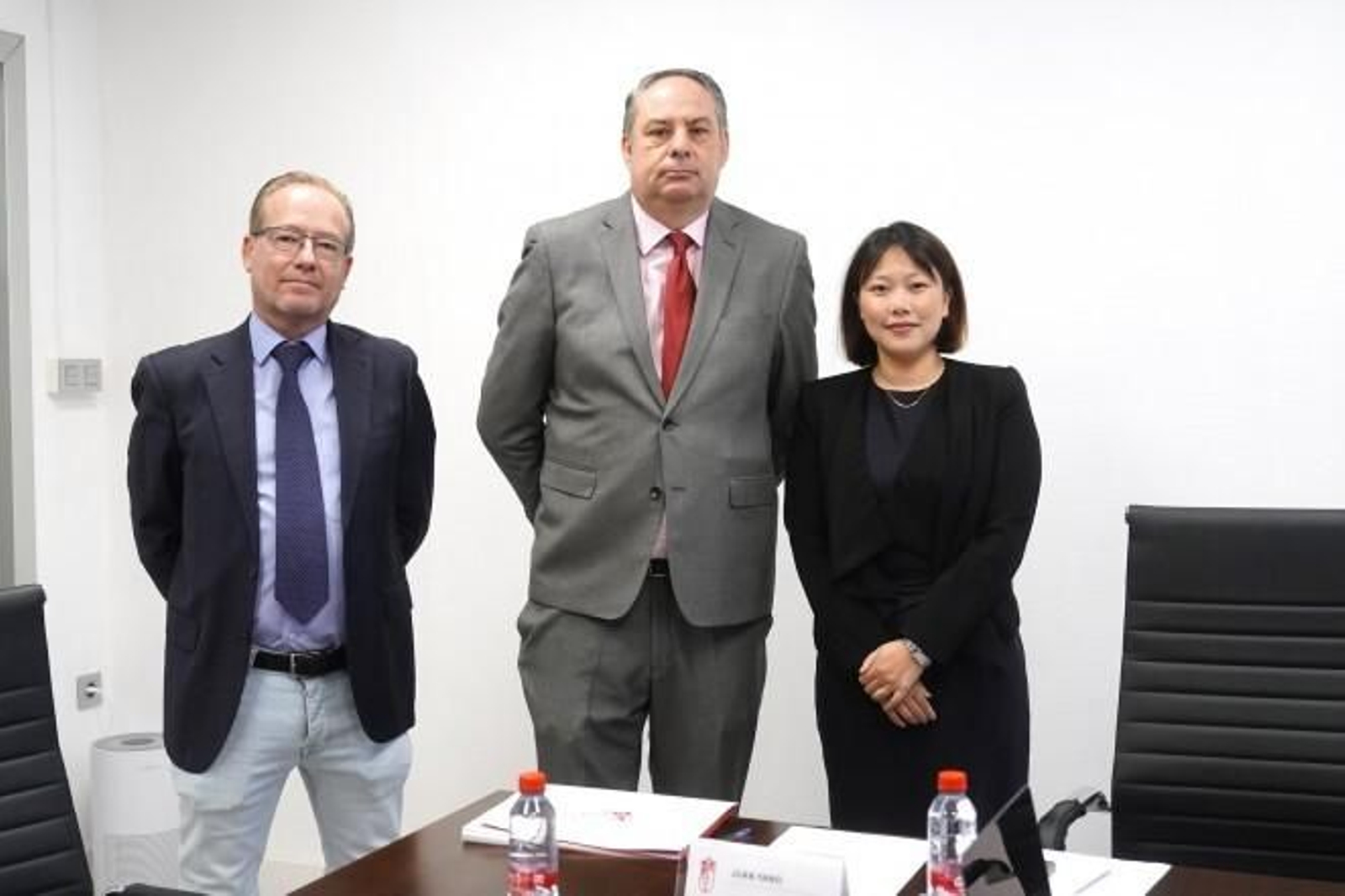 José Guerrero y Mariano de Damos junto a Sophia Yang, nueva presidenta del Granada CF.