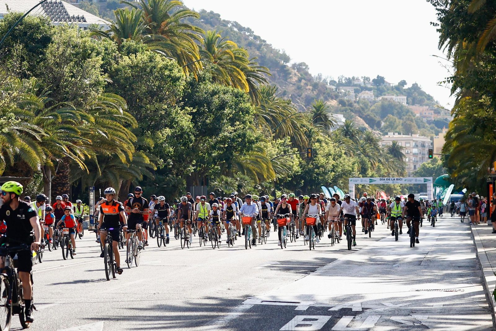 Cientos de ciclistas toman Málaga en el Día de la Bici, en imágenes