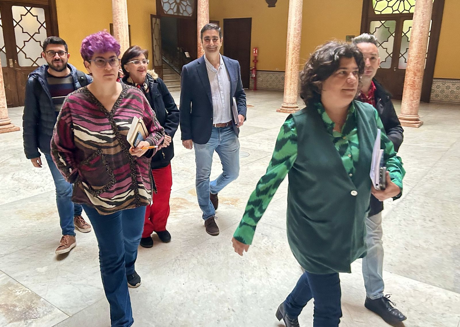 Carmen Álvarez junto a concejales de IU en el Palacio Municipal donde se celebró la sesión extraordinaria.