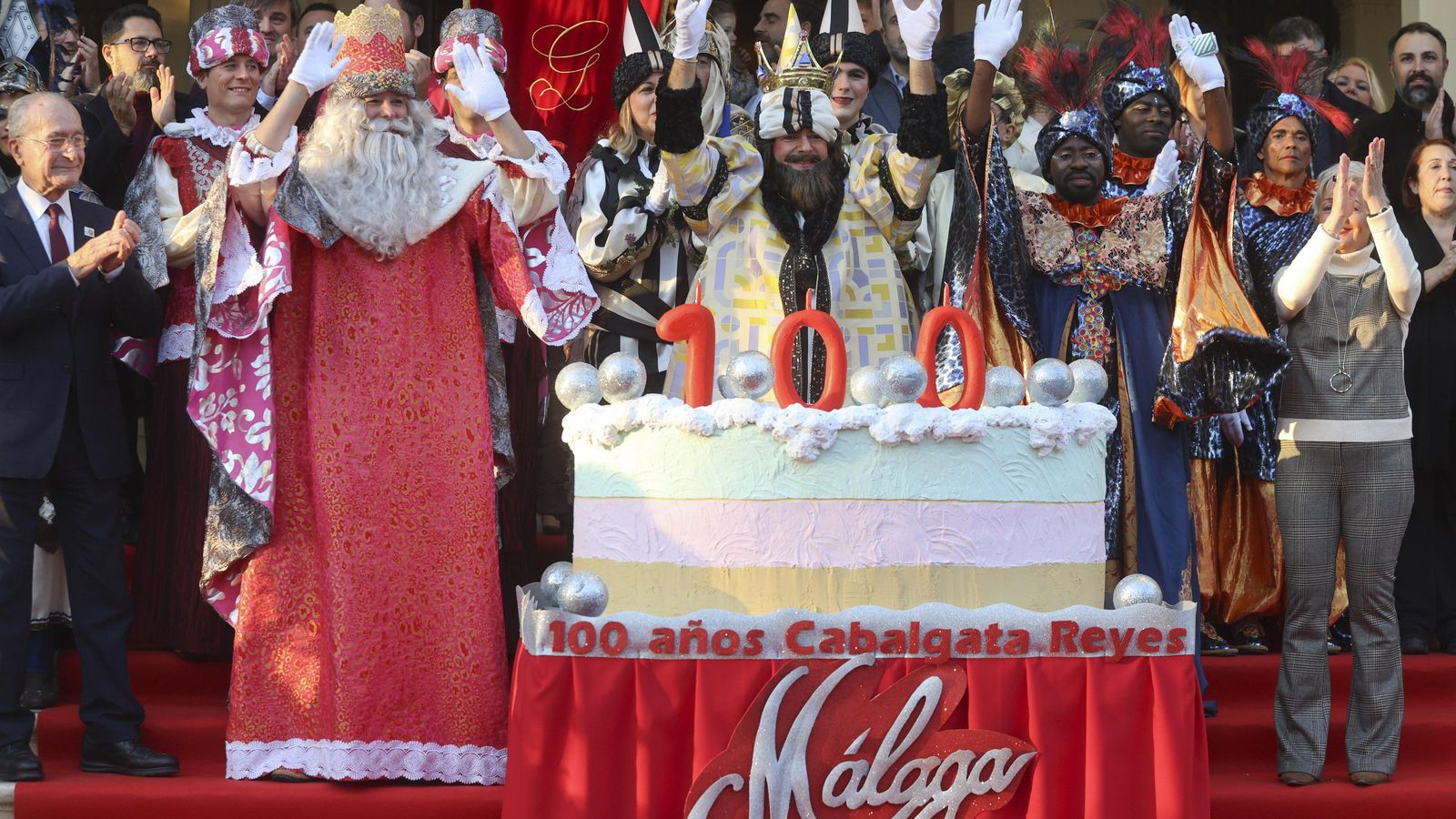 Los Reyes Magos, junto con Francisco de la Torre y Teresa Porras soplando las velas de la tarta del Centenario de Cabalgatas de Málaga.