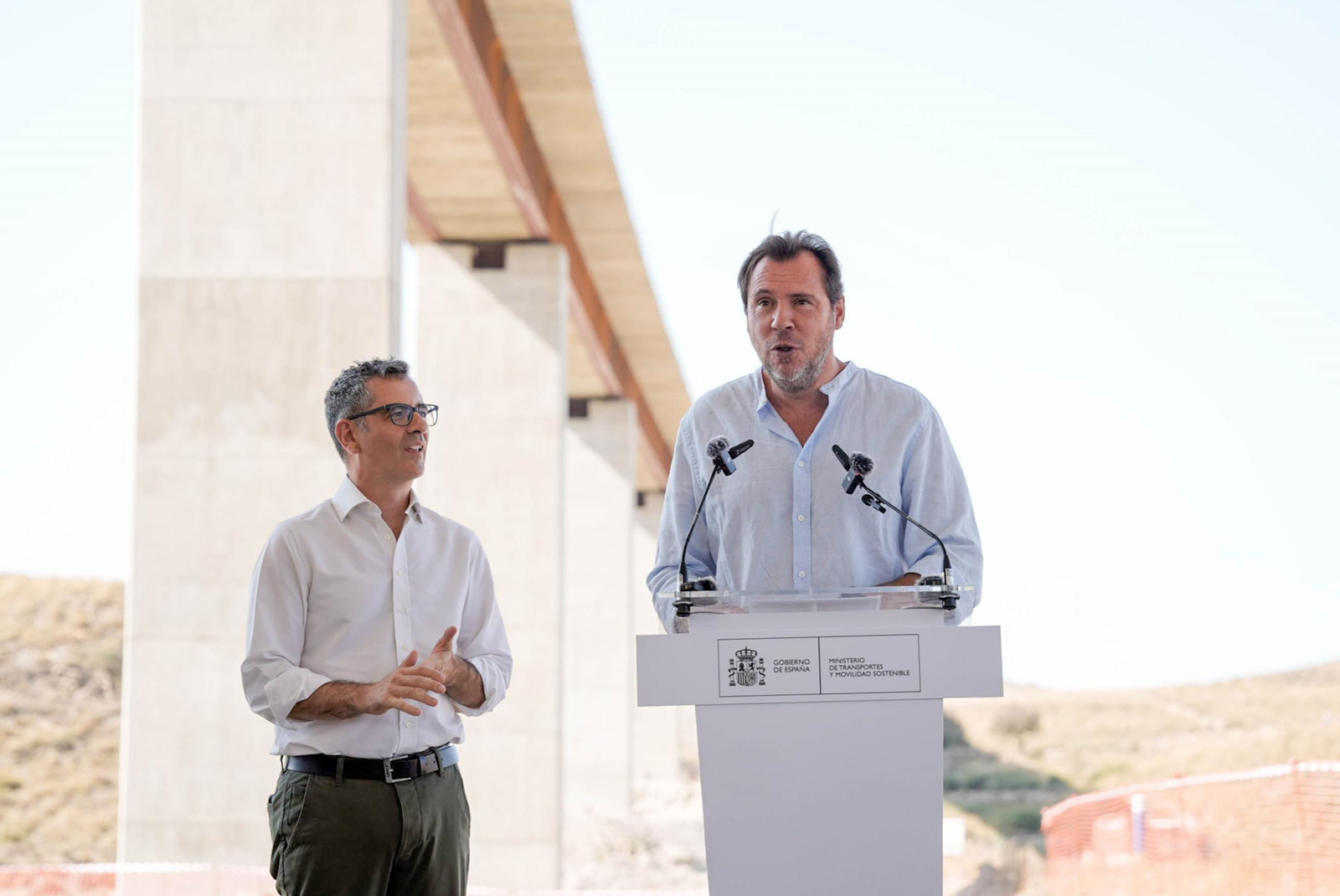 El ministro de Transportes, Óscar Puente, durante su visita a las obras del AVE en la Rambla de los Feos en Sorbas, en Almería.