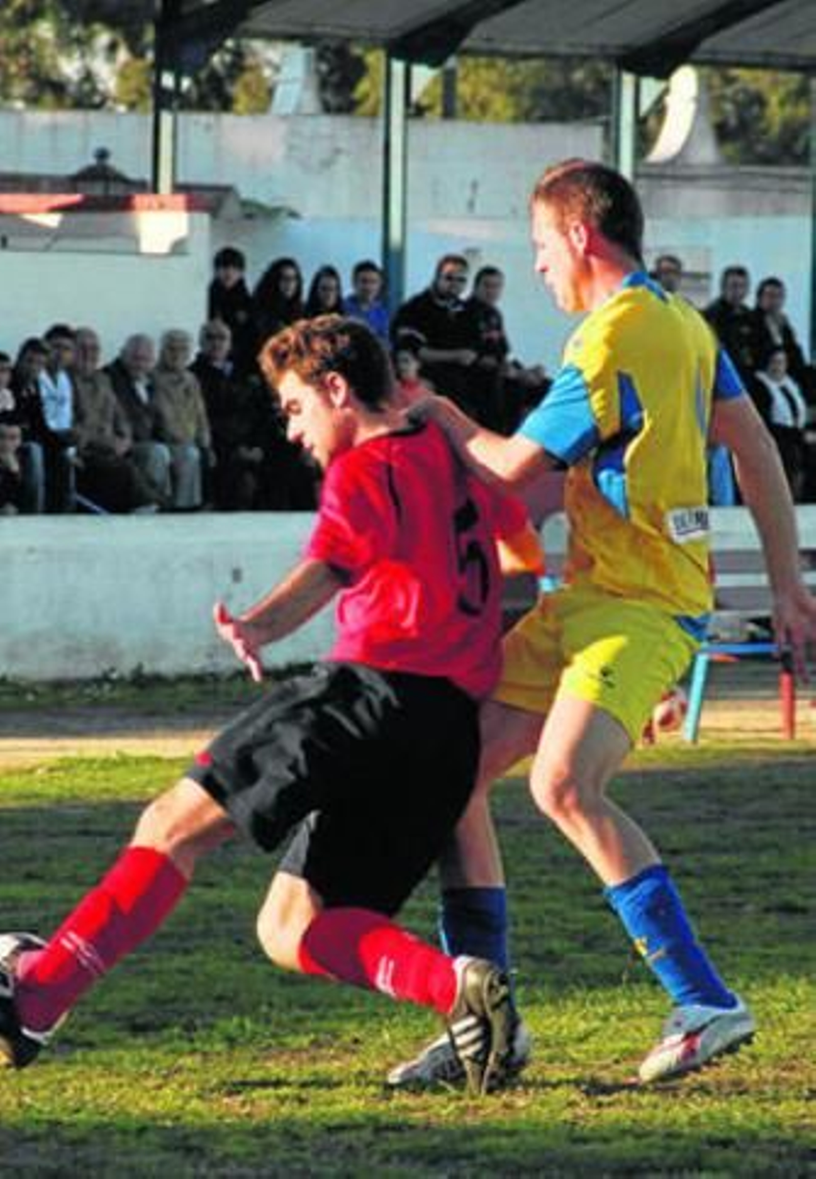 El local Juanma cubre el esférico ante la presión de Álex.