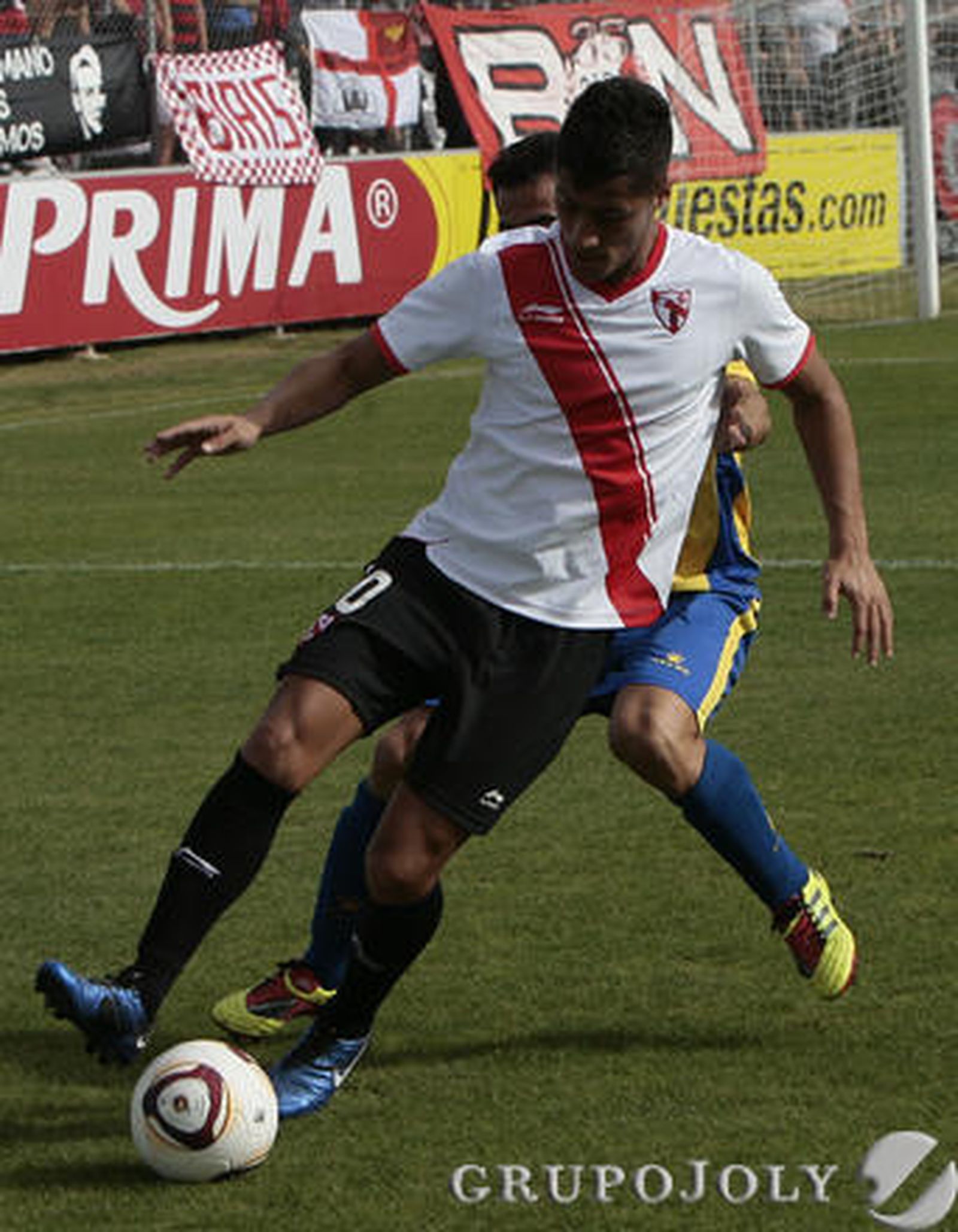 Hugo controla el balón. 

Foto: Jose Angel Garcia