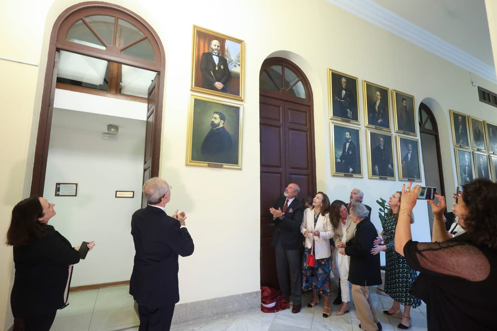 El Ayuntamiento de Málaga incorpora el retrato de Alarcón Luján a la galería de alcaldes, en imágenes