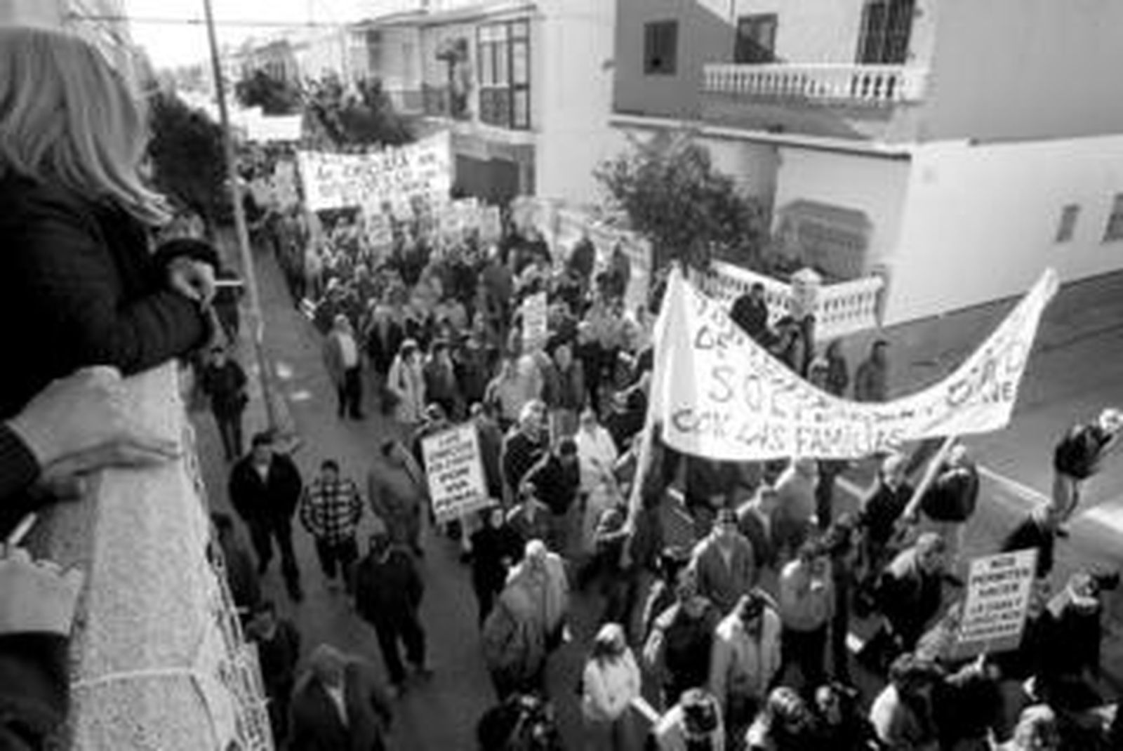 Cientos de ciudadanos durante la manifestación celebrada ayer en el centro de Chipiona.