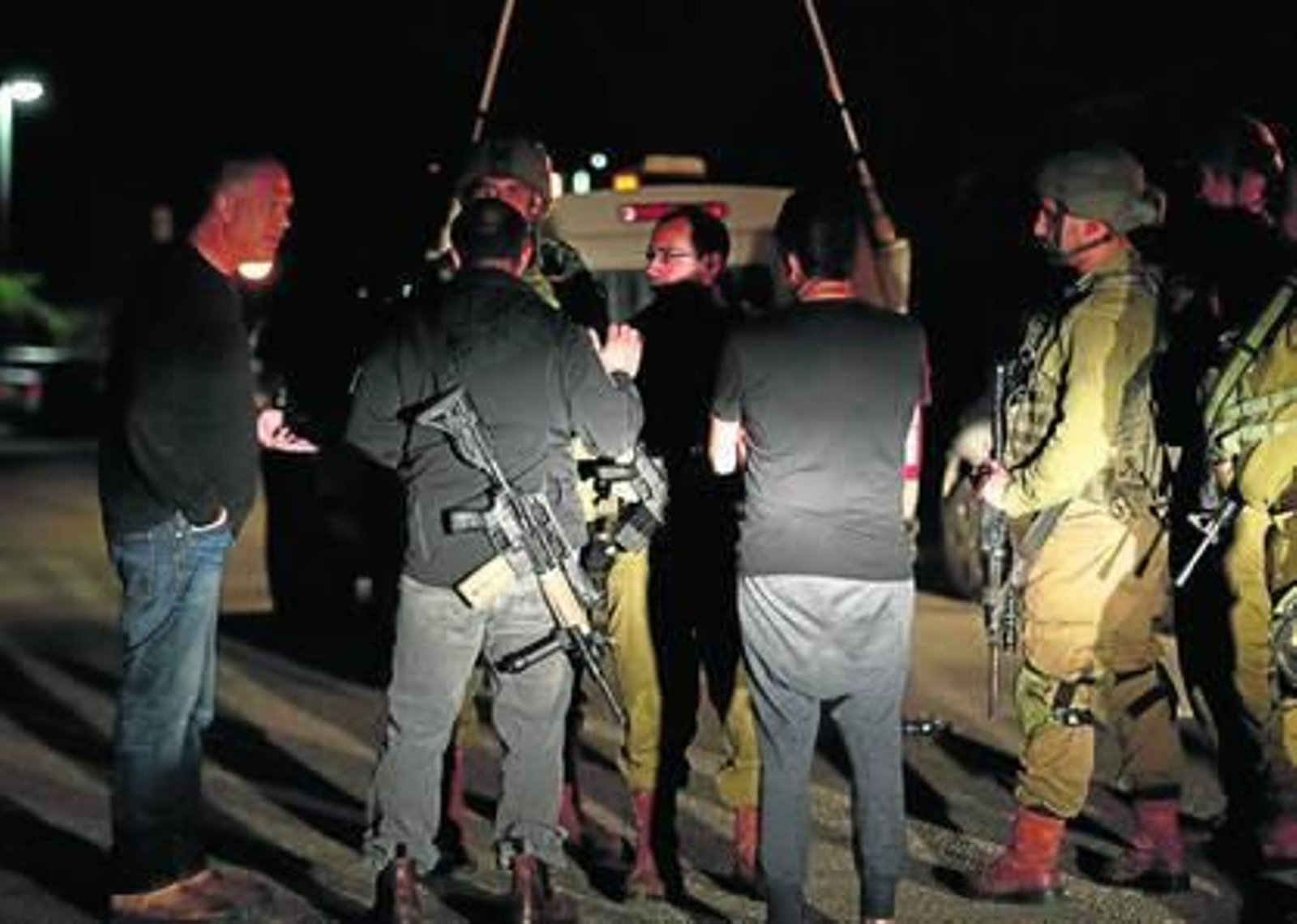 Soldados israelíes en los Altos del Golán durante la alerta por lanzamientos de cohetes desde Siria.