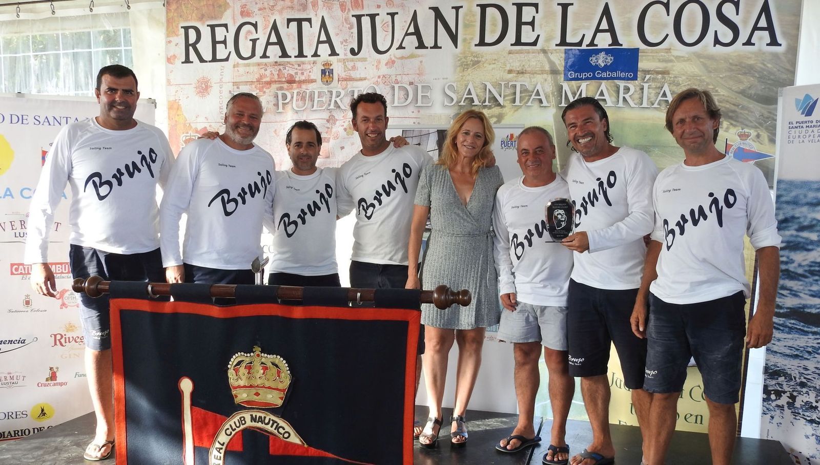 La tripulación del 'Brujo' recibió ayer el trofeo de ganador de la Regata Juan de la Cosa de la mano de la concejala Ana María Arias.