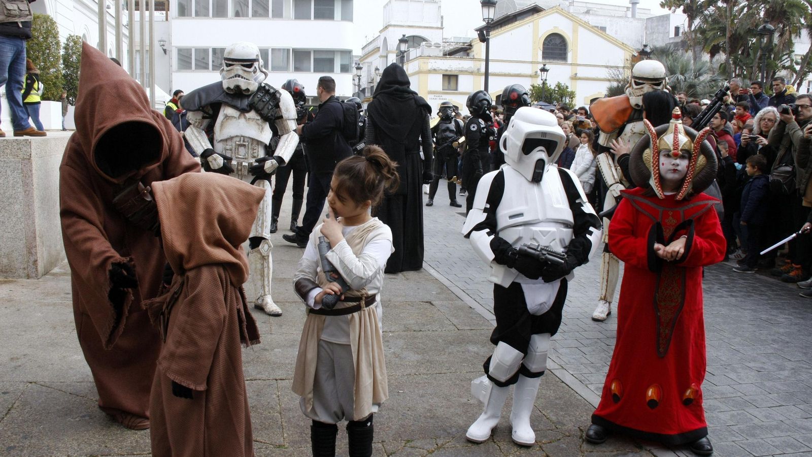 Durante todo el recorrido se pudieron ver a muchos niños disfrazados de los personajes de la saga, acompañados también por adultos que no quisieron perder la oportunidad para ponerse en la piel de sus ídolos