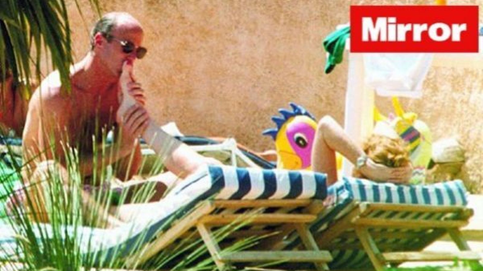 La polémica foto de Sarah Ferguson con un acompañante.