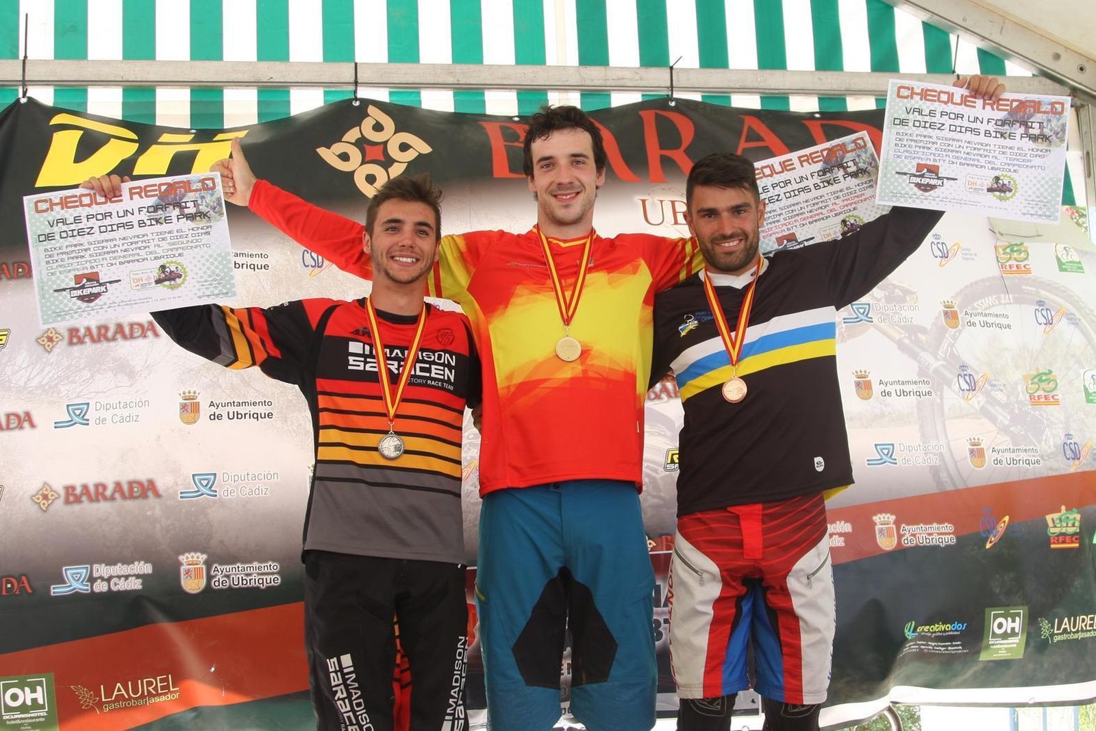 Podio de la categoría élite masculina con Extebarria en el centro.