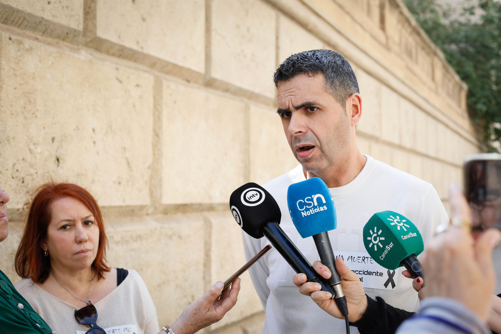 Imágenes de la concentración por muerte de un trabajador en accidente laboral