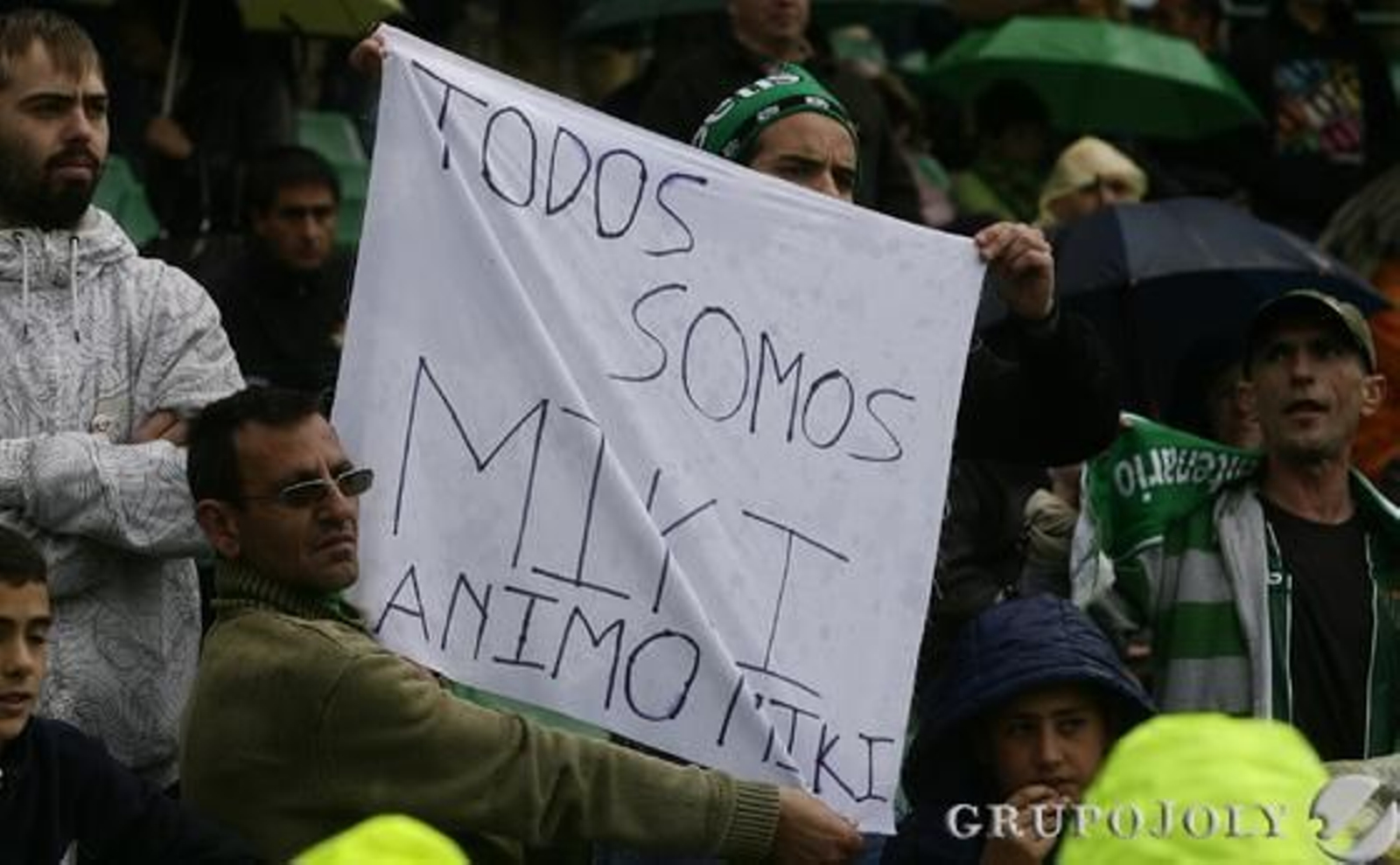 El beticismo se volcó con el jugador con continúas pancartas de ánimo cada partido en el Villamarín.

Foto: Antonio Pizarro