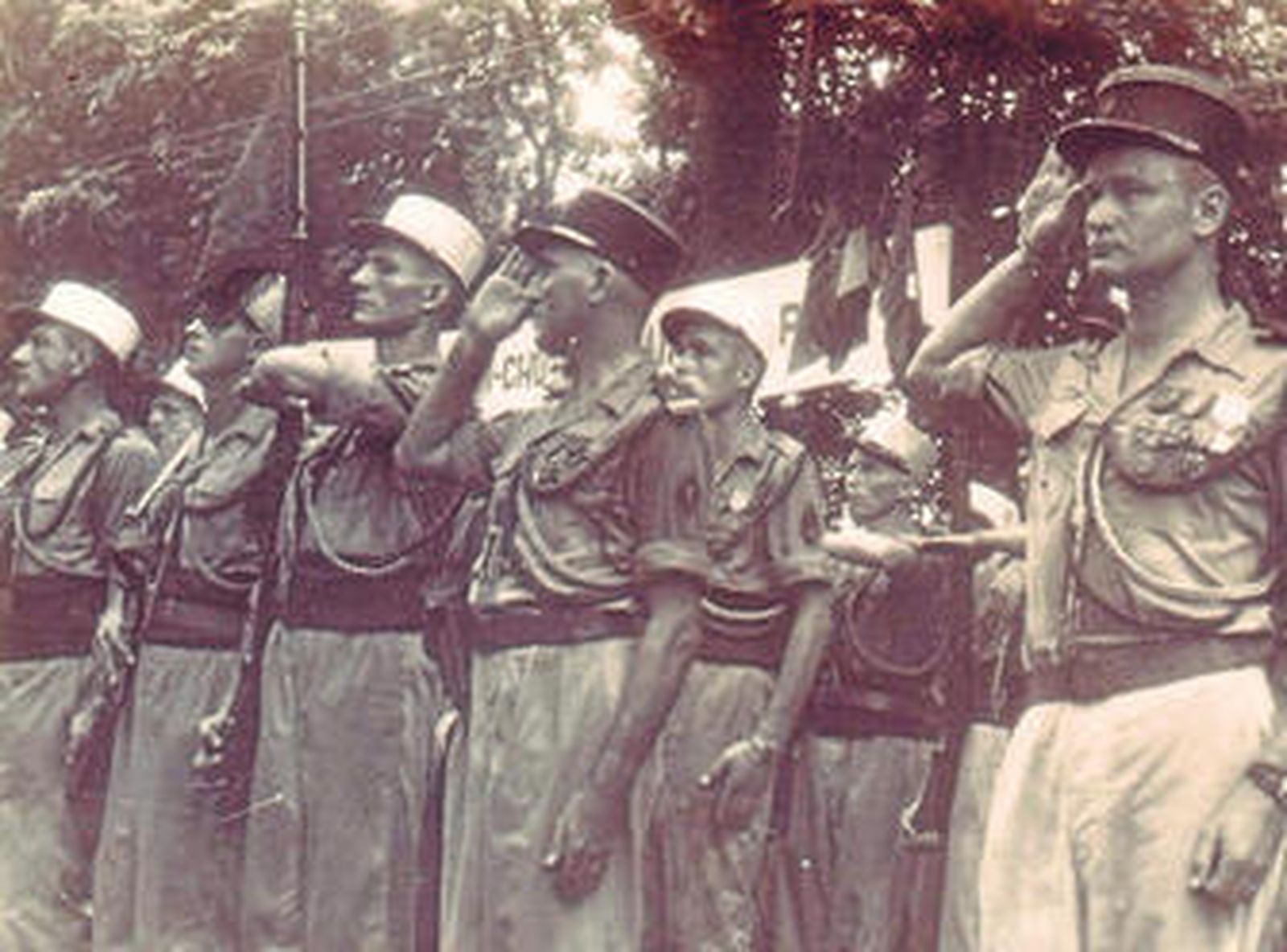 Algunas imágenes que ilustran el libro y Joaquín Mañes posando con éste.