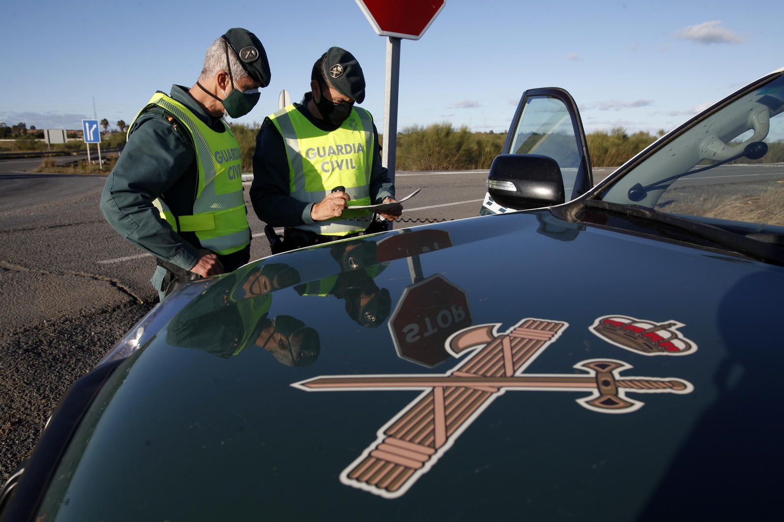 Controles de la Guardia Civil en los accesos a la costa de Huelva